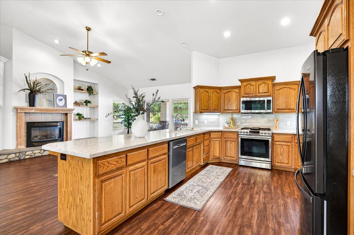 1528 S Exeter Ct, Visalia, CA 93292