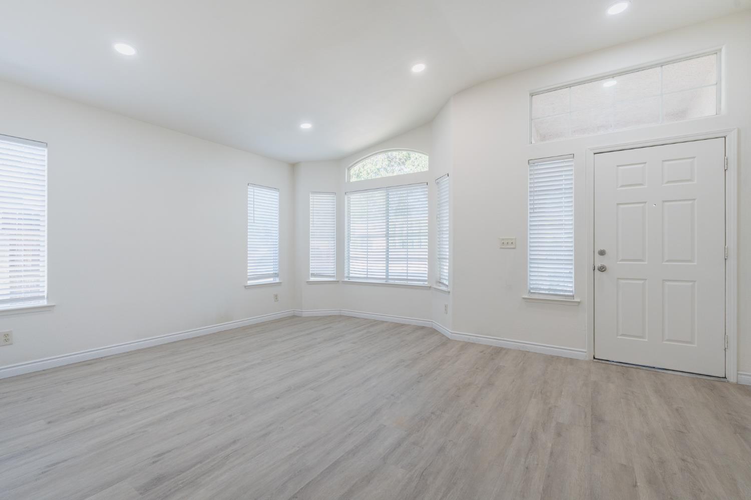 1583 N Carnegie Ave, Fresno, CA 93722