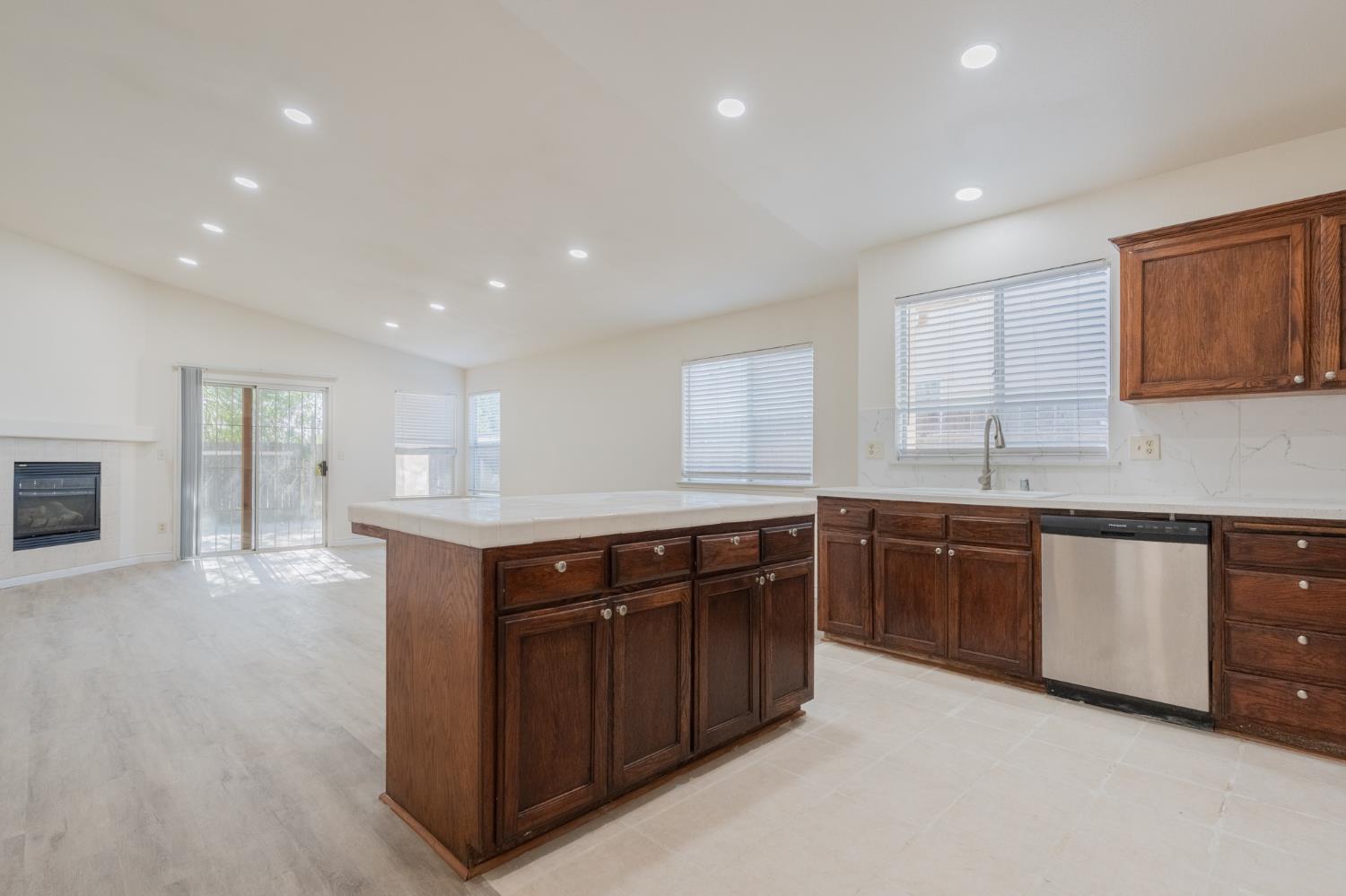 1583 N Carnegie Ave, Fresno, CA 93722