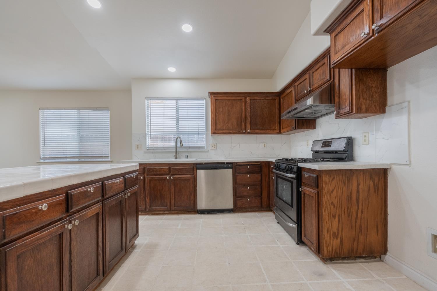 1583 N Carnegie Ave, Fresno, CA 93722