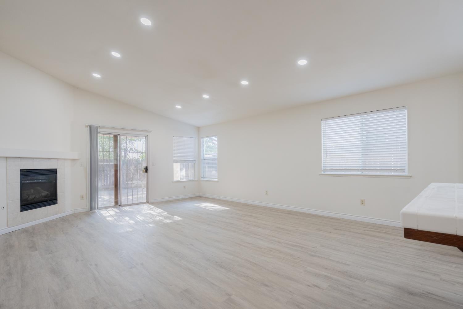 1583 N Carnegie Ave, Fresno, CA 93722