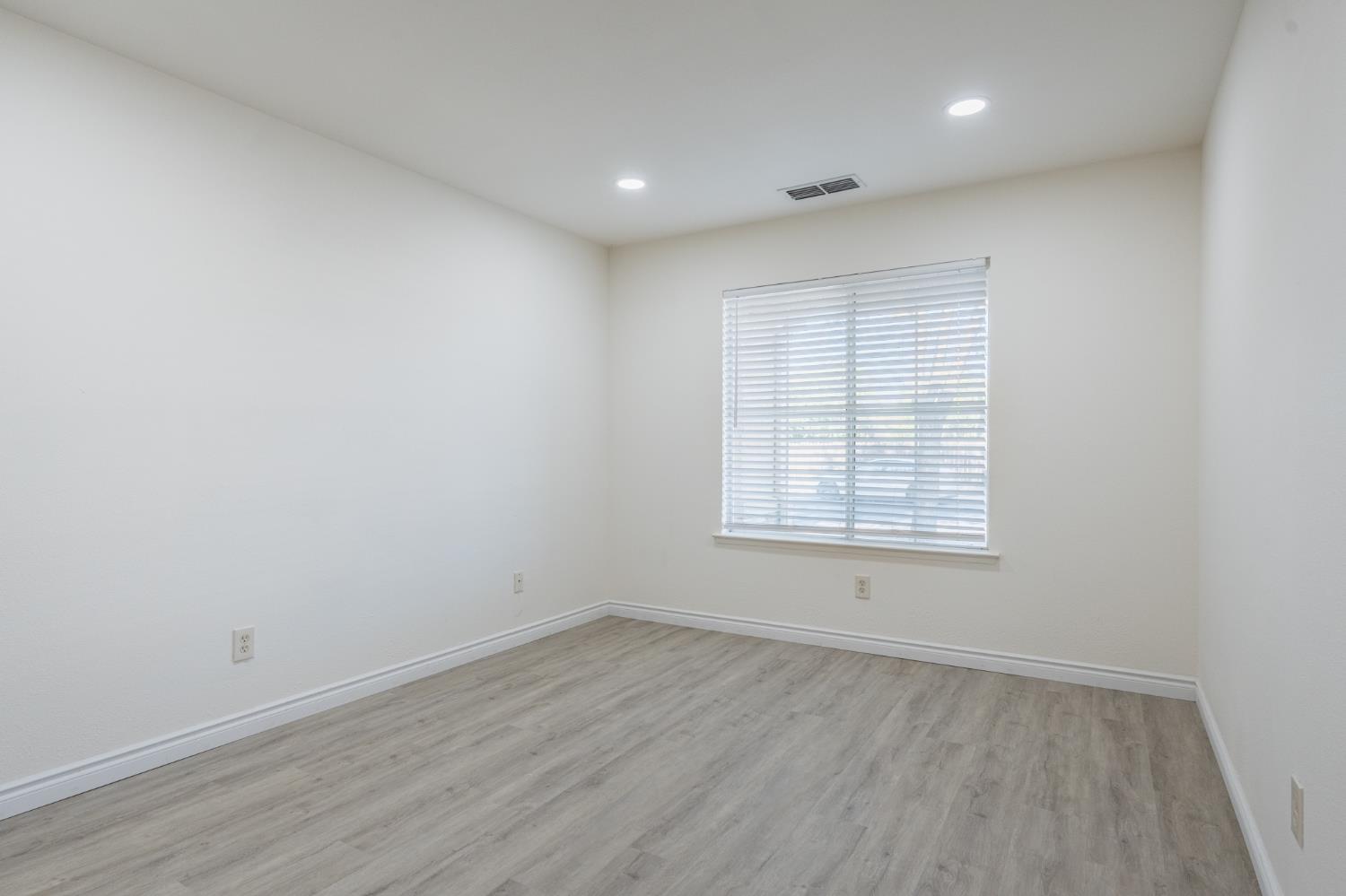 1583 N Carnegie Ave, Fresno, CA 93722