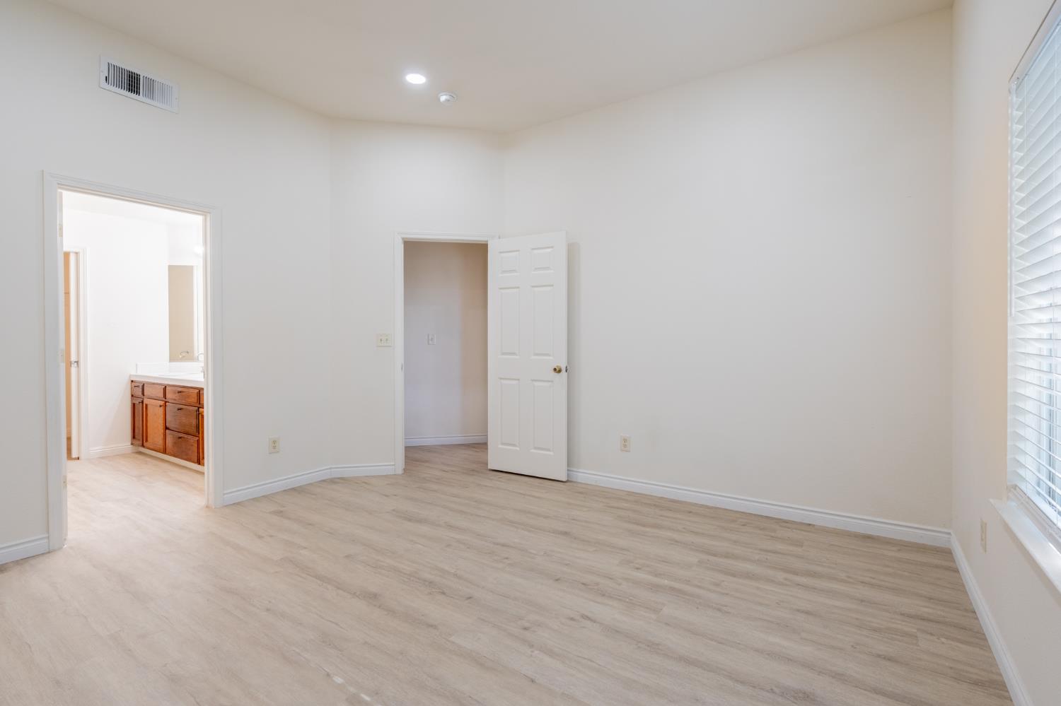 1583 N Carnegie Ave, Fresno, CA 93722