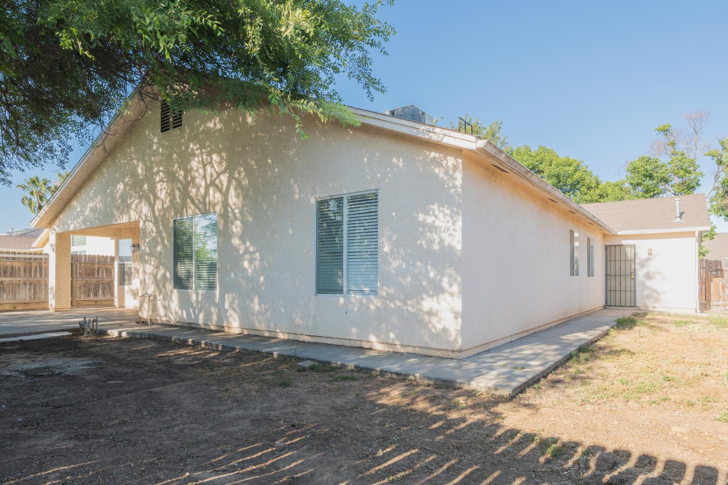 1583 N Carnegie Ave, Fresno, CA 93722