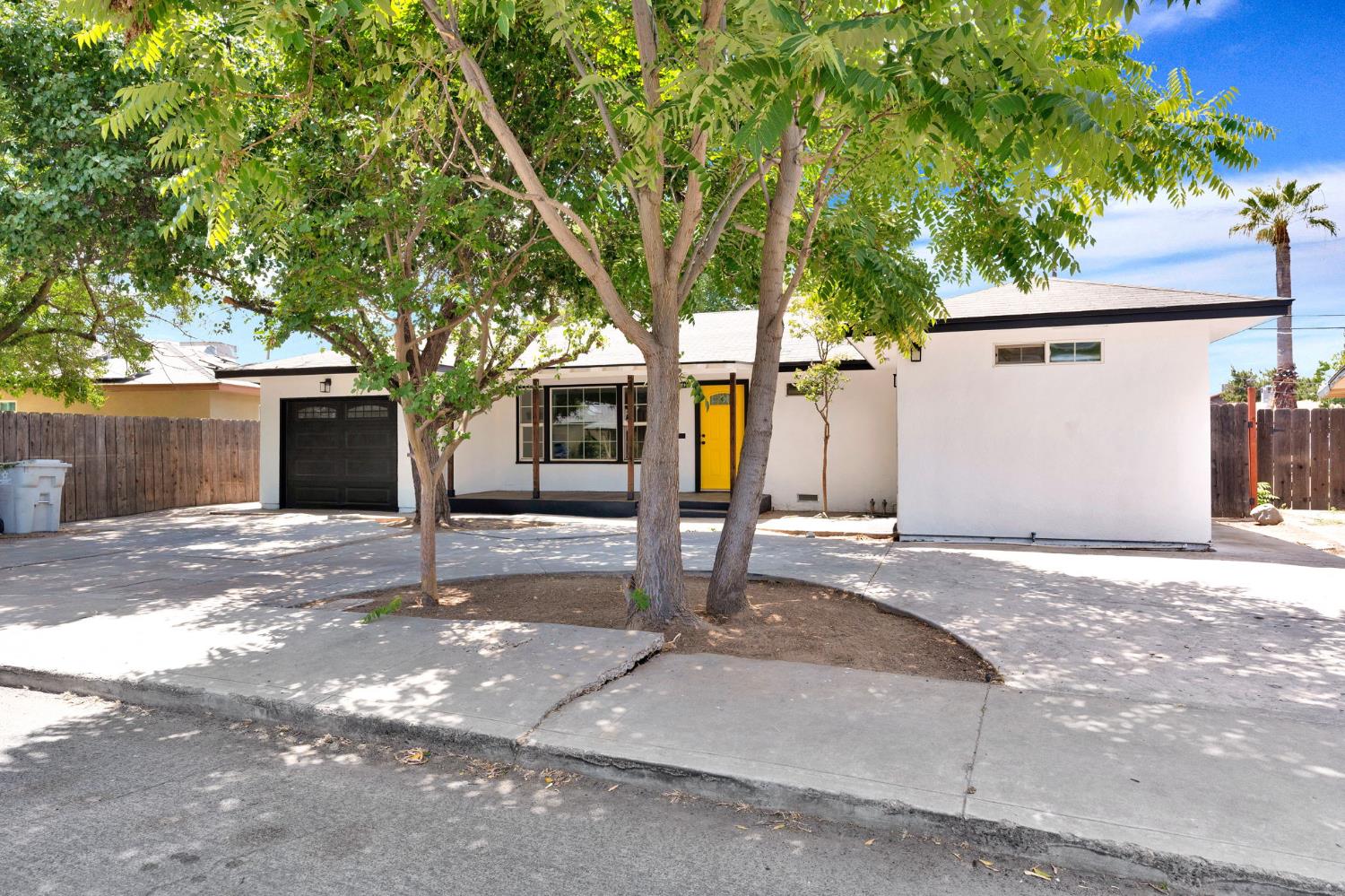 4416 E Curran Dr, Fresno, CA 93703
