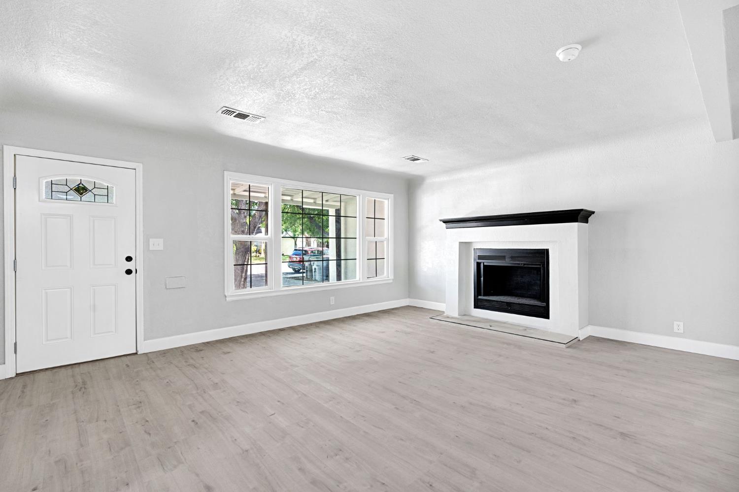 4416 E Curran Dr, Fresno, CA 93703