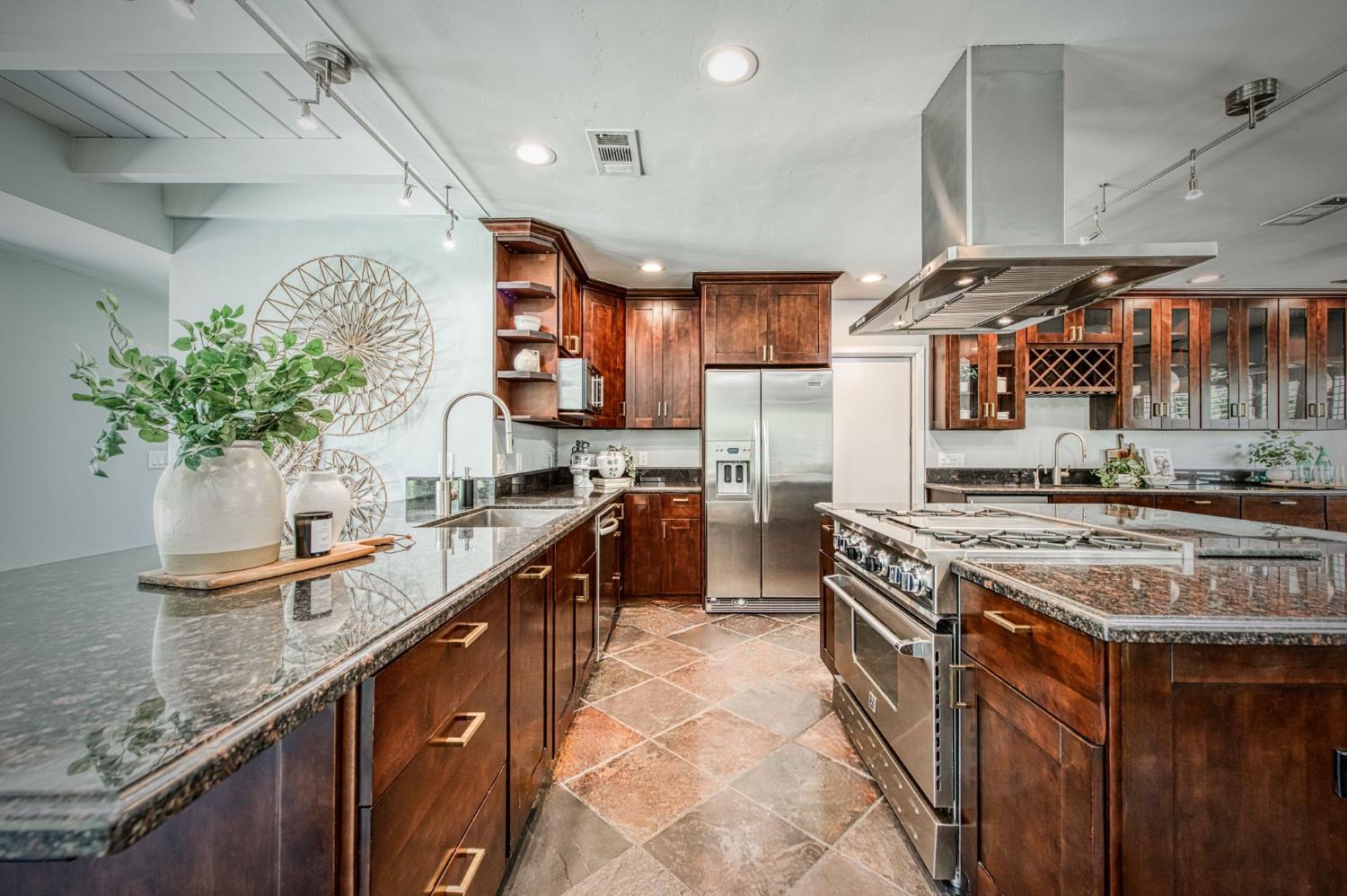 2530 W Dovewood Ln, Fresno, CA 93711