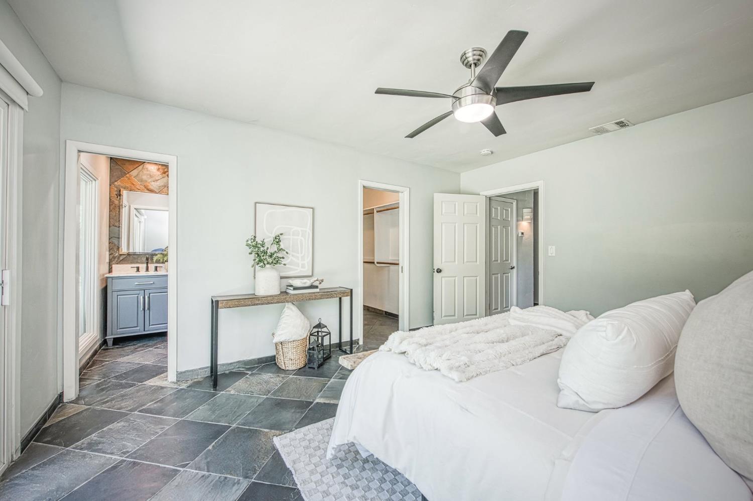 2530 W Dovewood Ln, Fresno, CA 93711