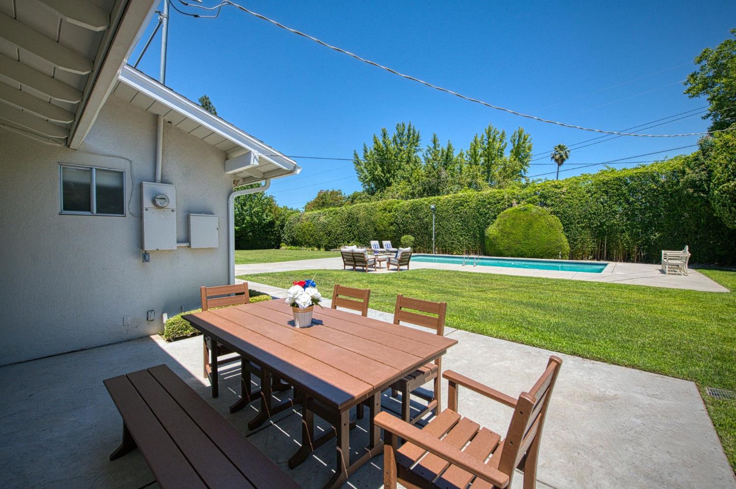 2530 W Dovewood Ln, Fresno, CA 93711