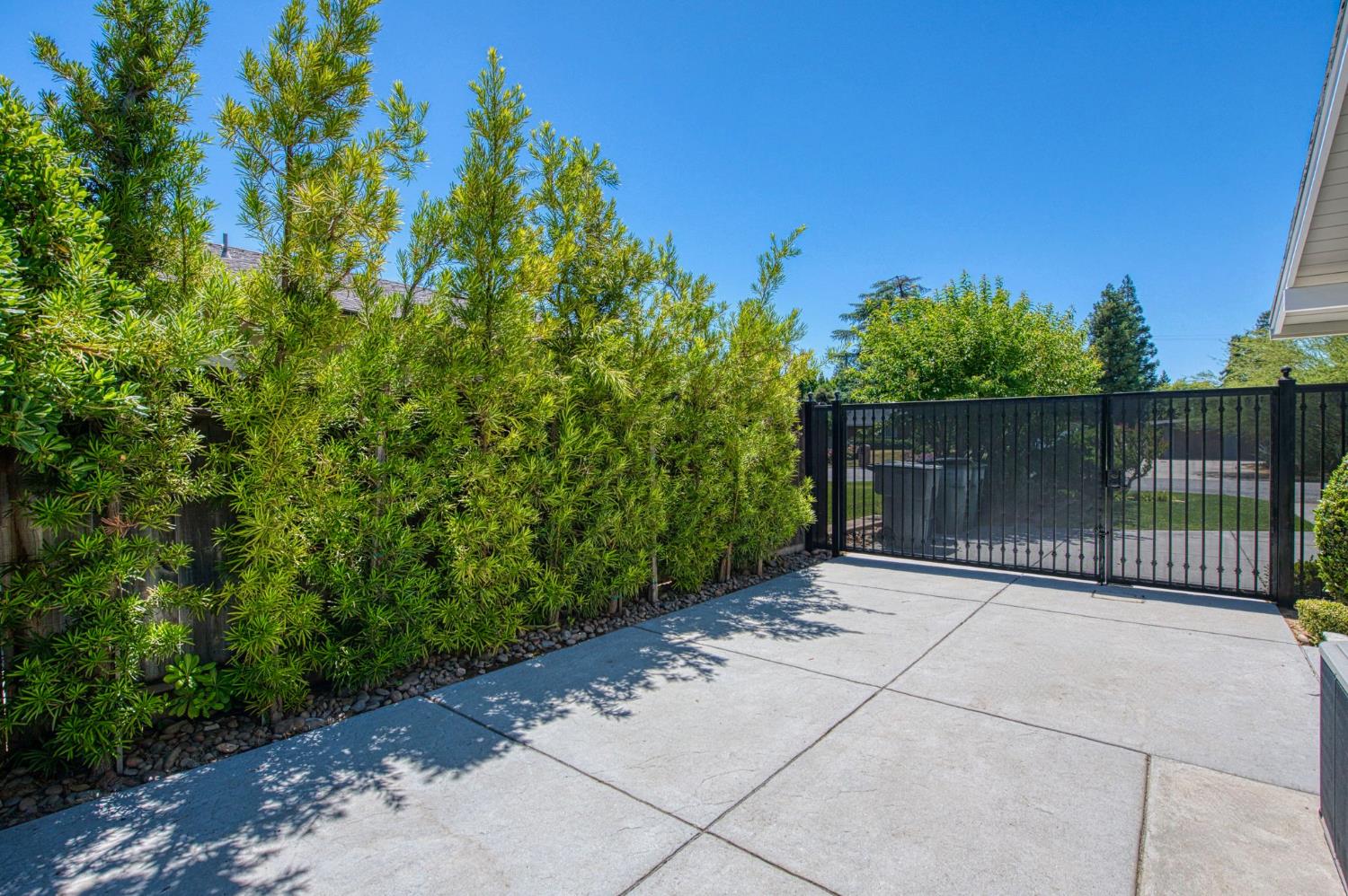 2530 W Dovewood Ln, Fresno, CA 93711
