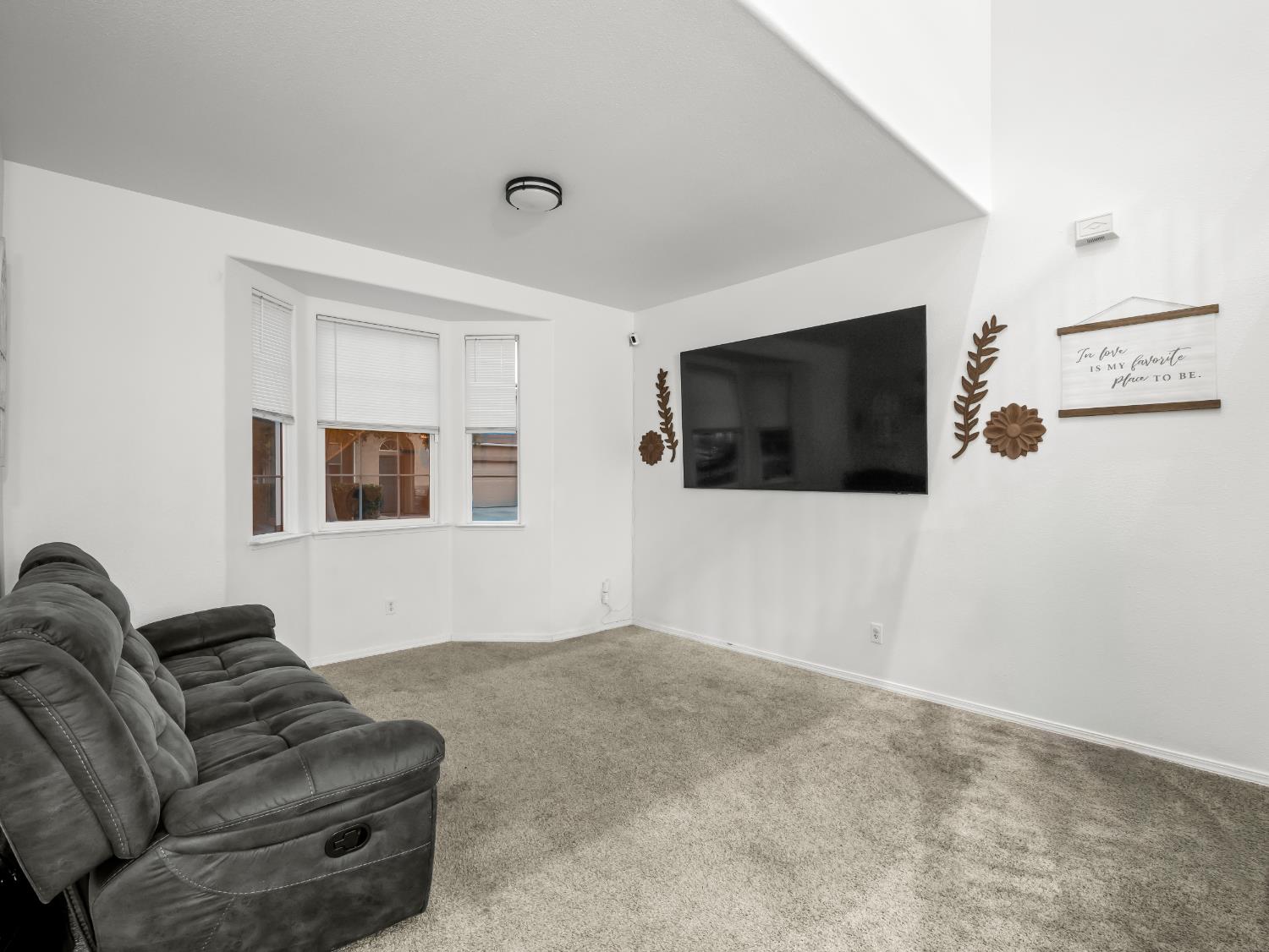 4056 W Pear Tree Ln, Fresno, CA 93722