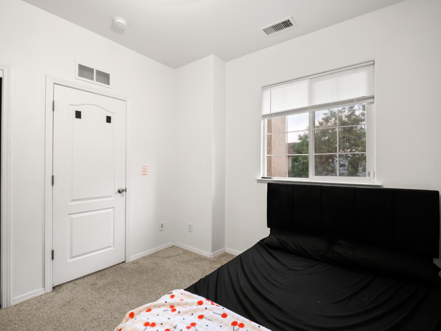 4056 W Pear Tree Ln, Fresno, CA 93722