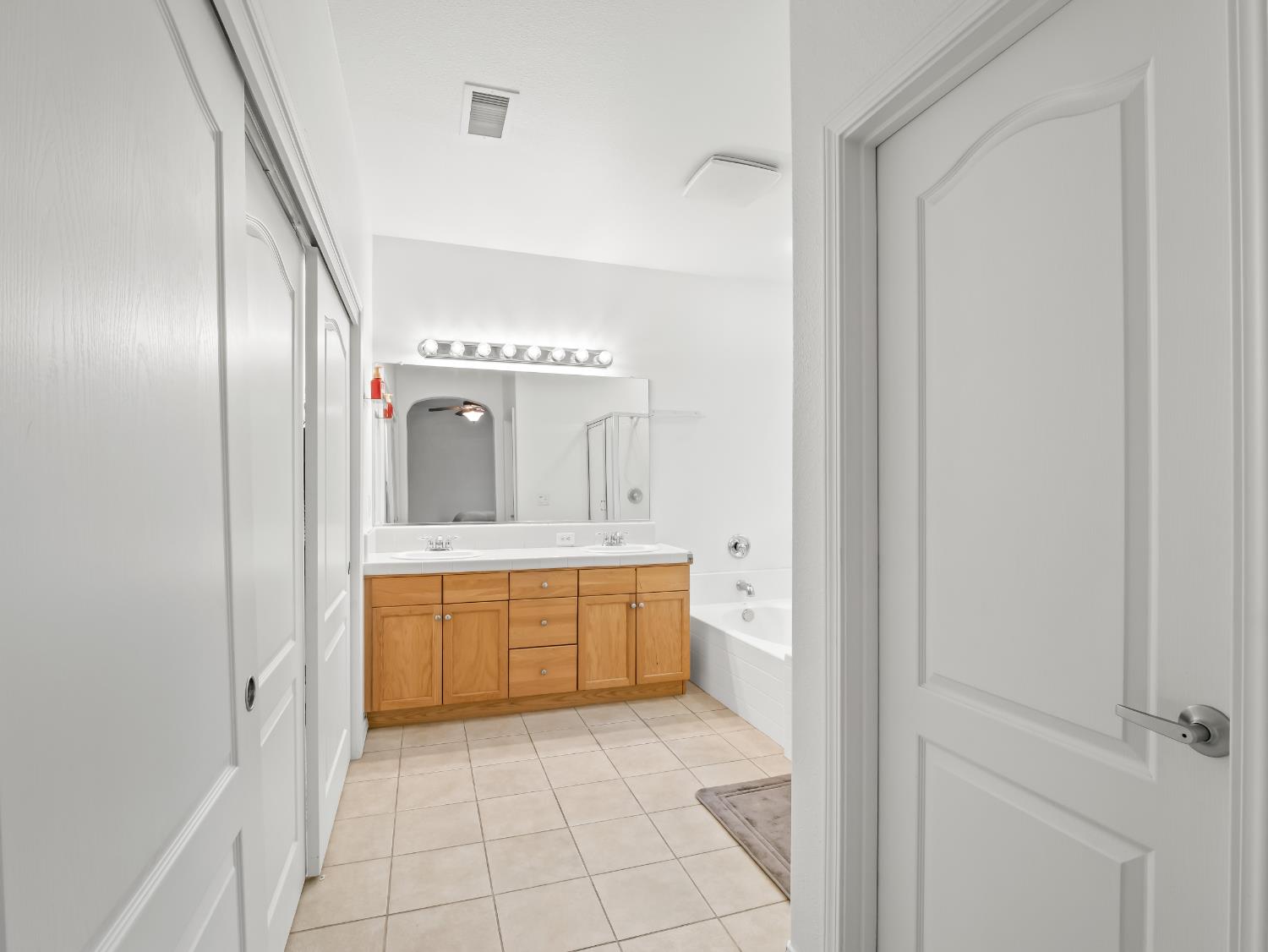 4056 W Pear Tree Ln, Fresno, CA 93722