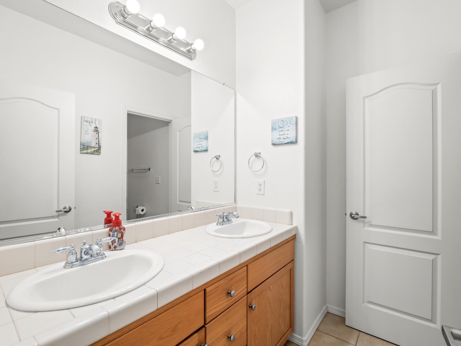 4056 W Pear Tree Ln, Fresno, CA 93722