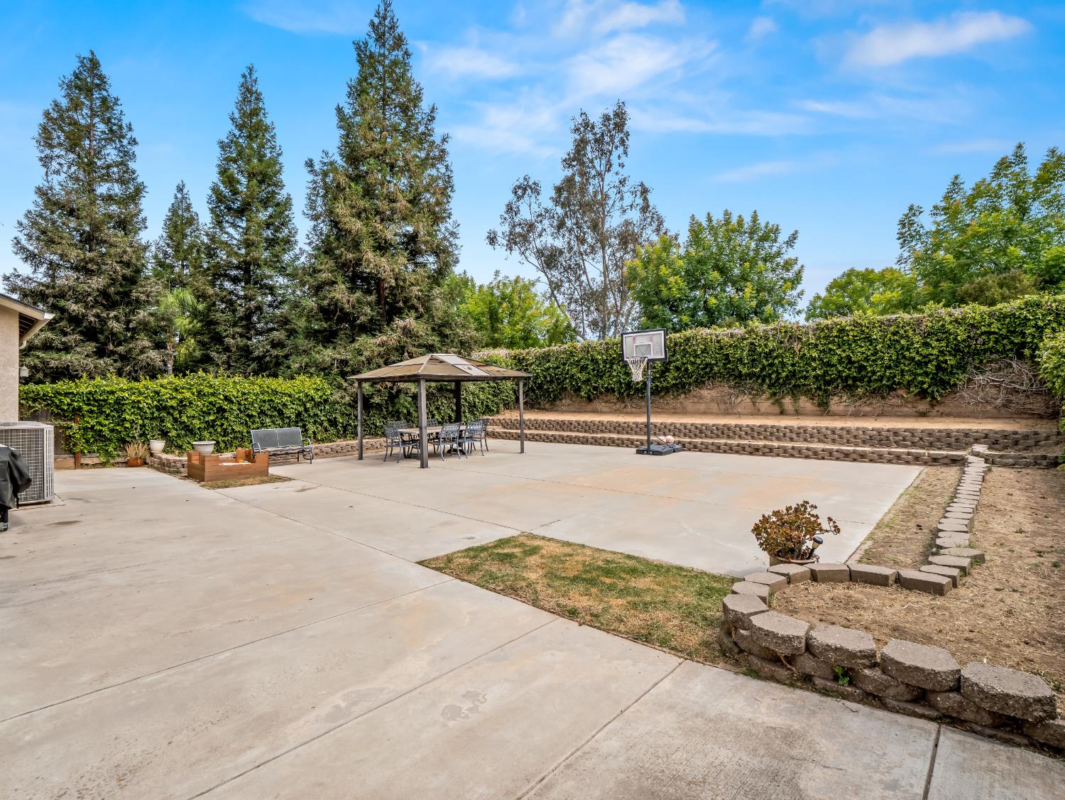 4056 W Pear Tree Ln, Fresno, CA 93722
