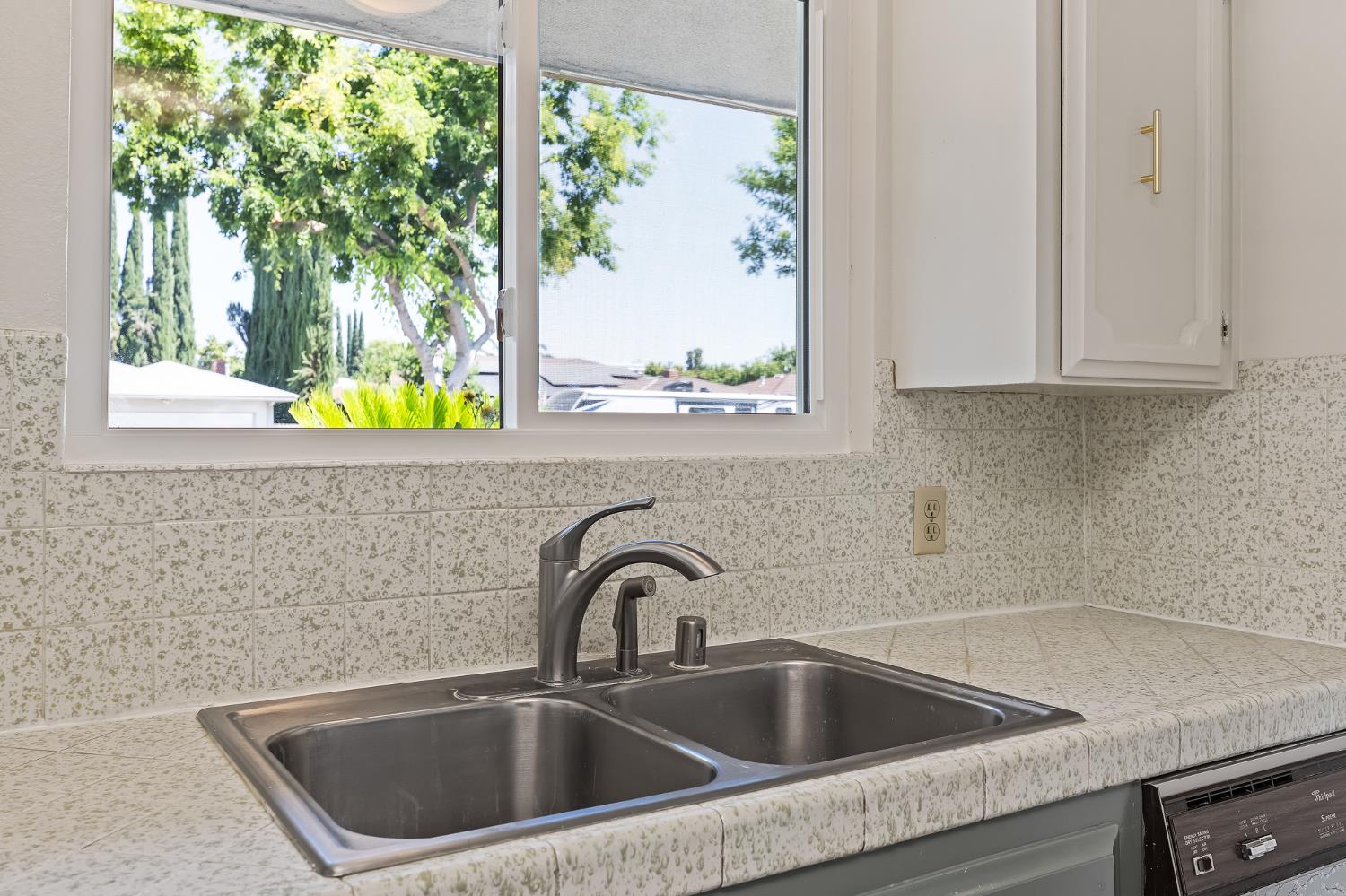 521 E Escalon, Fresno, CA 93711