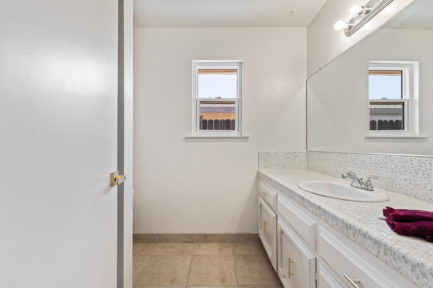 521 E Escalon, Fresno, CA 93711