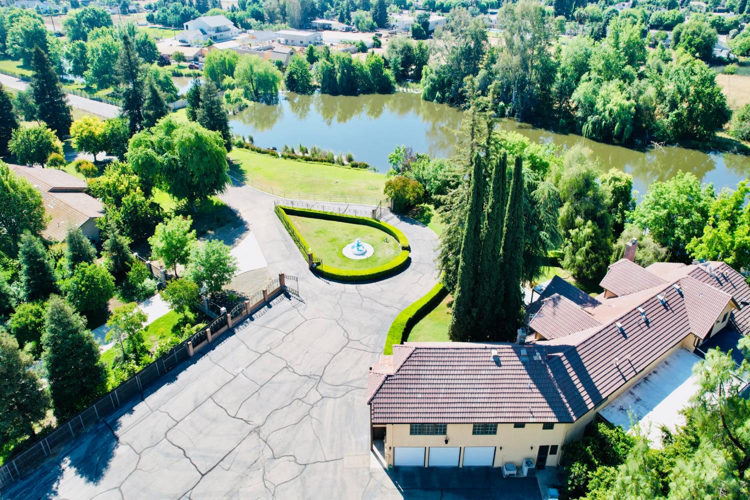 8155 N Fowler Ave, Clovis, CA 93619