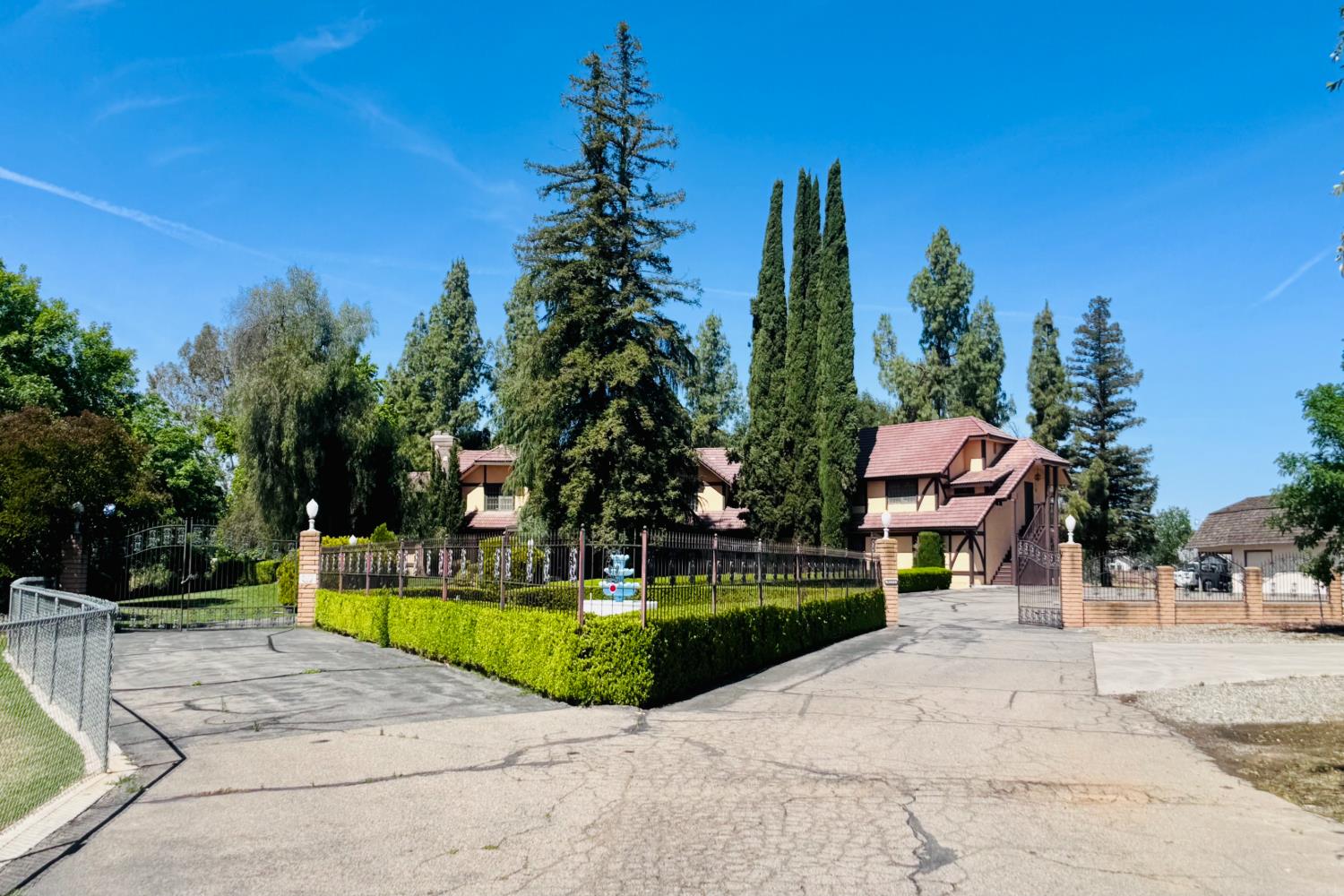 8155 N Fowler Ave, Clovis, CA 93619