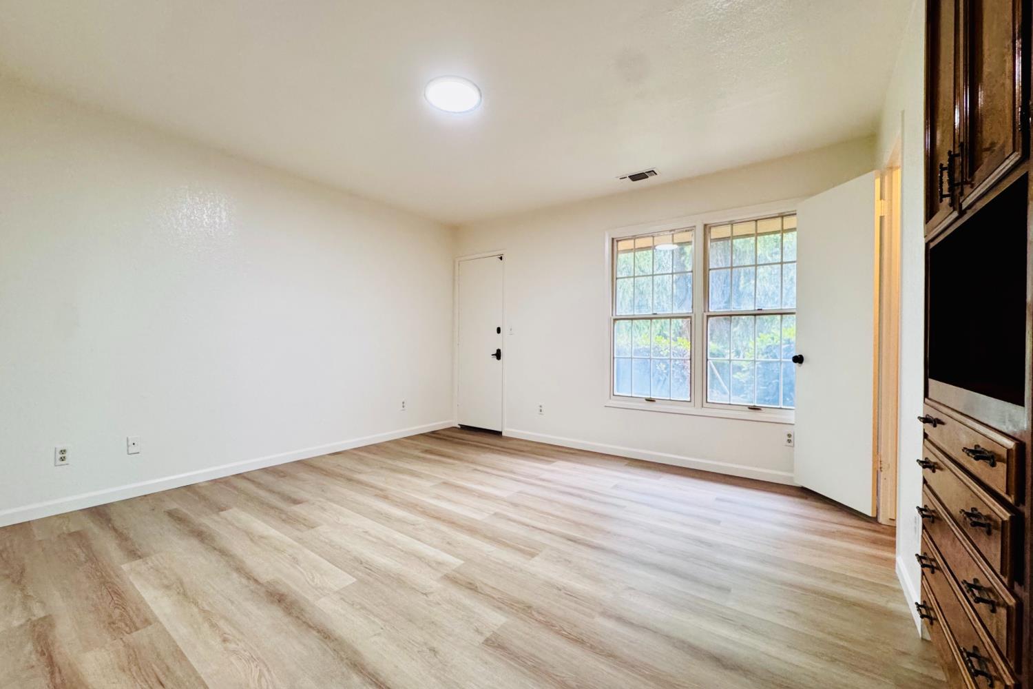 8155 N Fowler Ave, Clovis, CA 93619