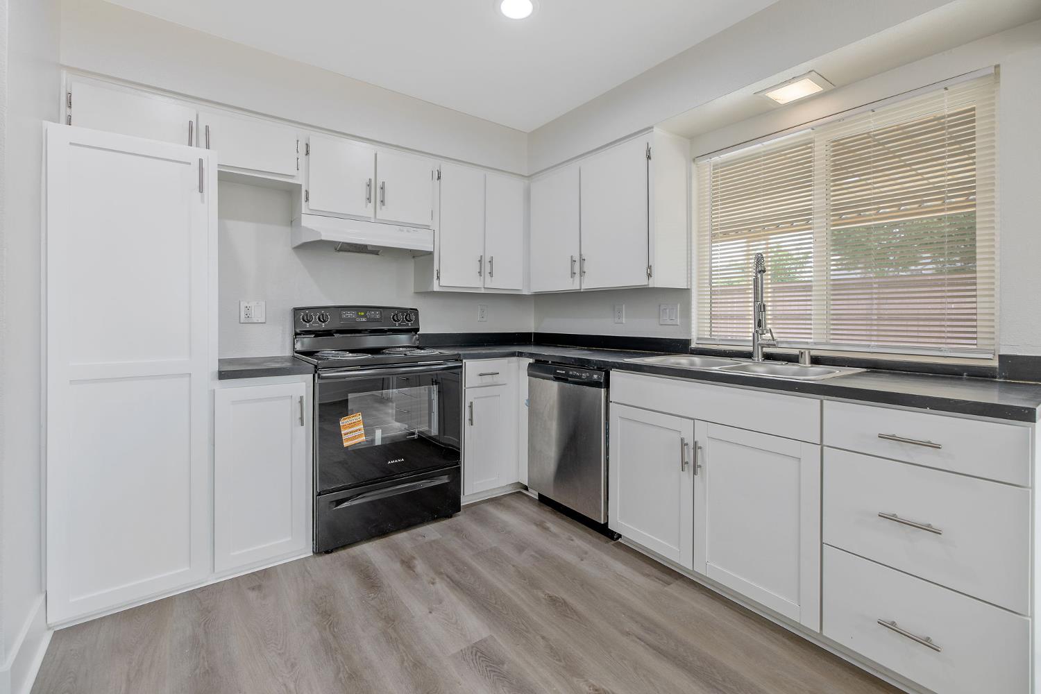 534 W Swift Ave, Clovis, CA 93612