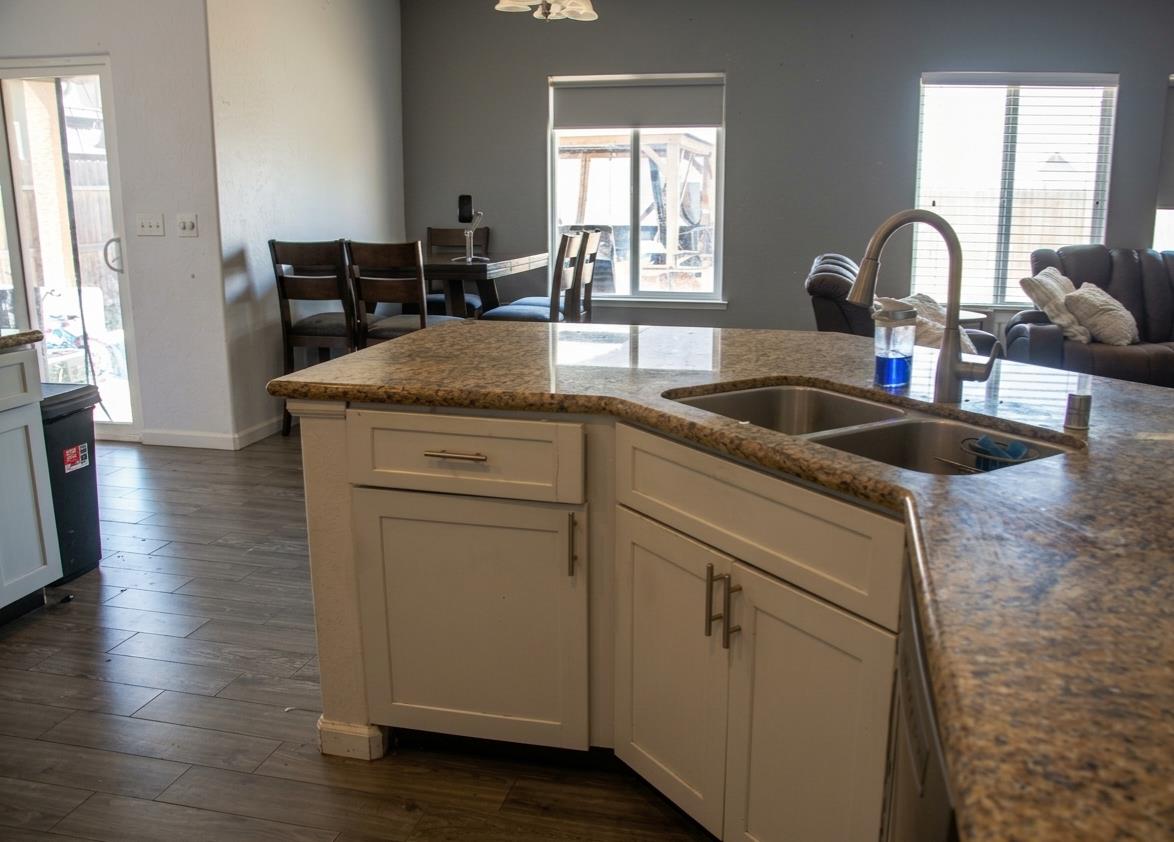 2876 W Indiana Ave, Caruthers, CA 93609