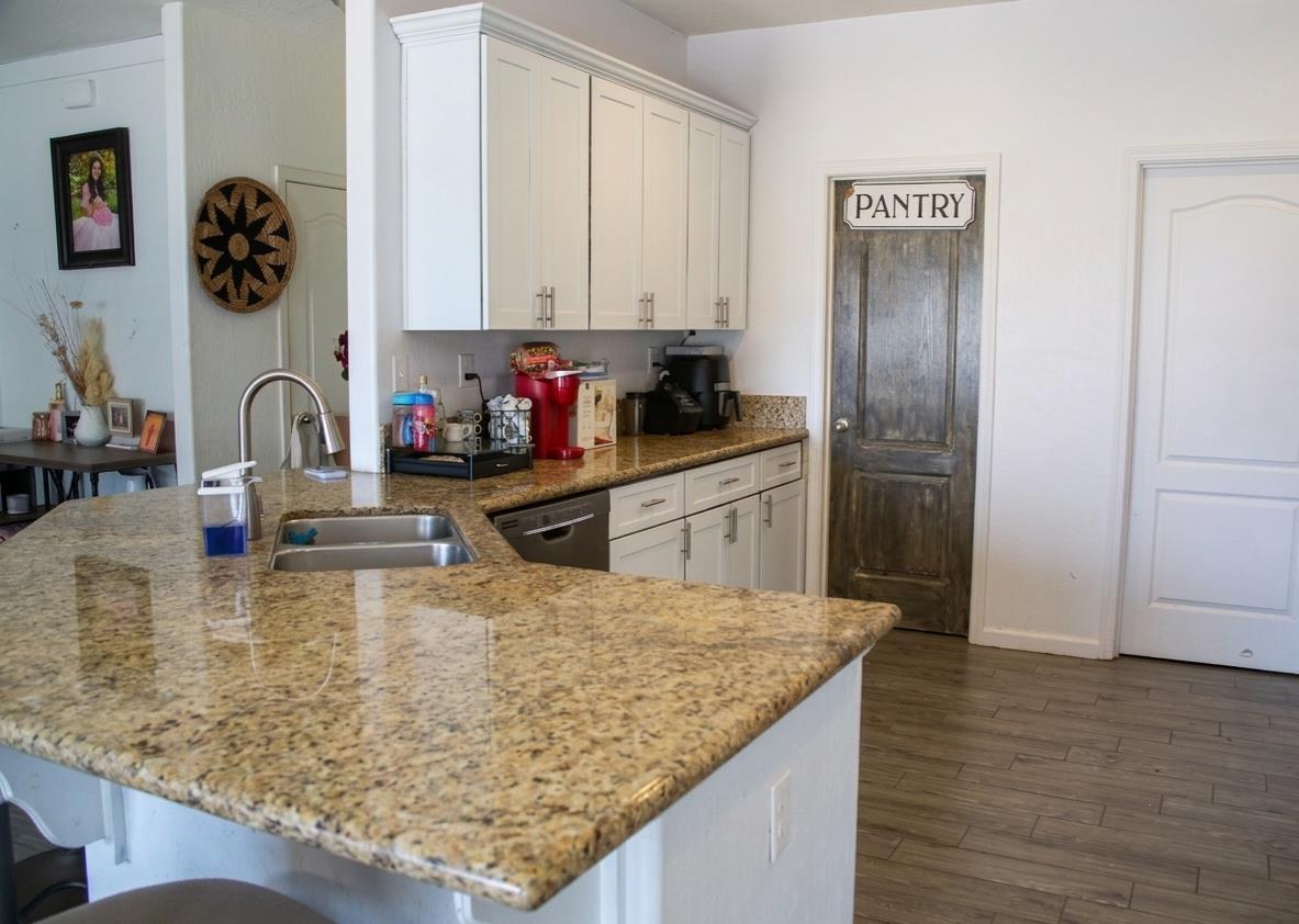 2876 W Indiana Ave, Caruthers, CA 93609