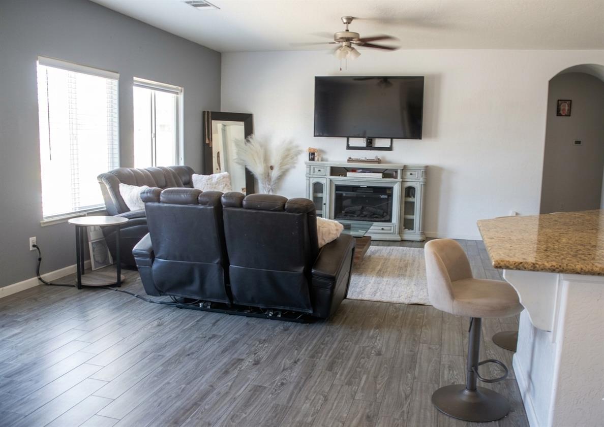 2876 W Indiana Ave, Caruthers, CA 93609