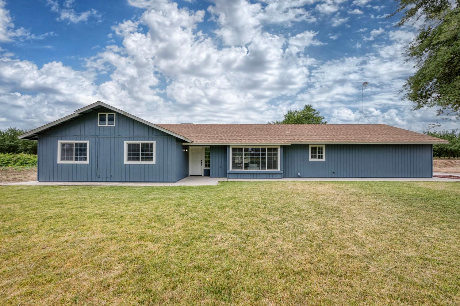 1418 N Del Rey Ave, Sanger, CA 93657