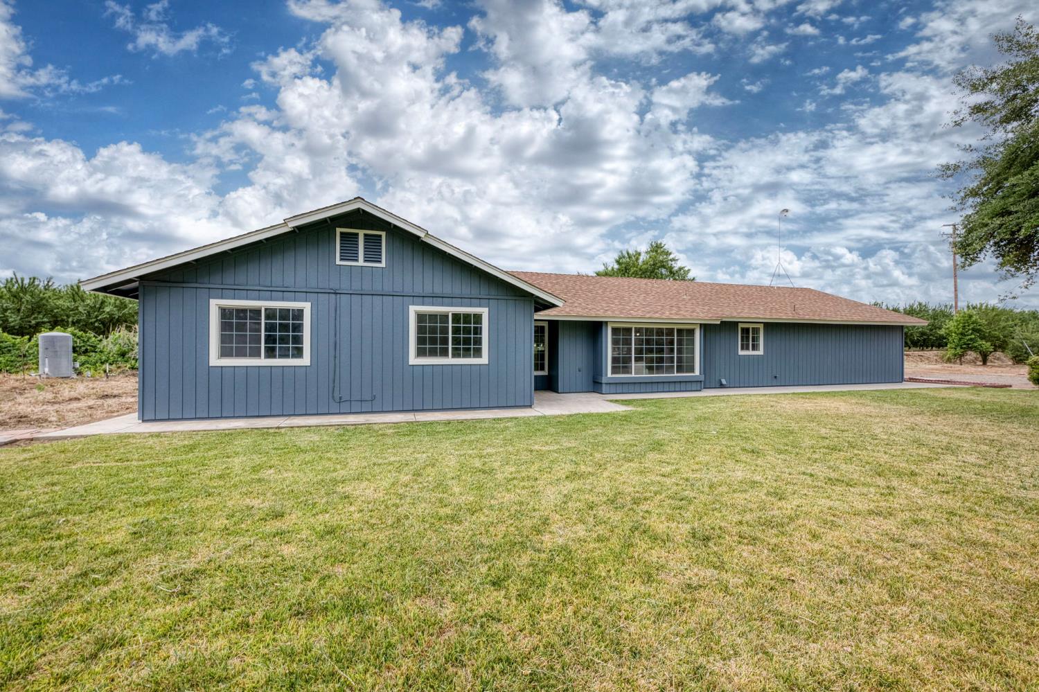 1418 N Del Rey Ave, Sanger, CA 93657