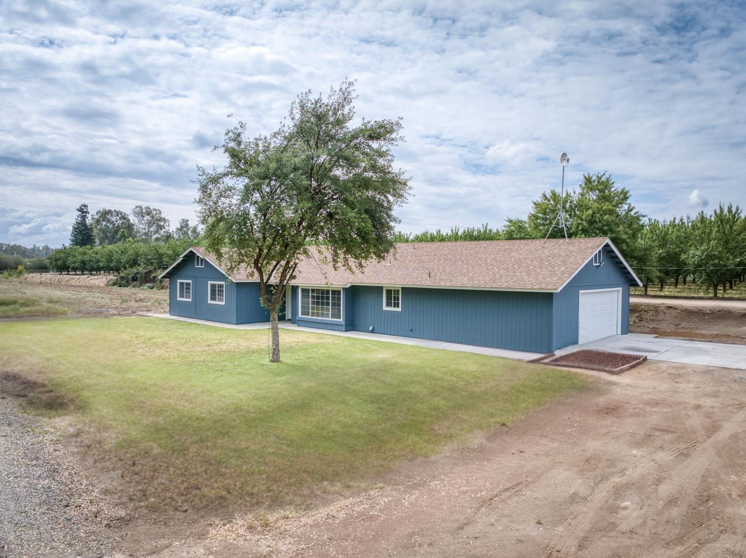 1418 N Del Rey Ave, Sanger, CA 93657