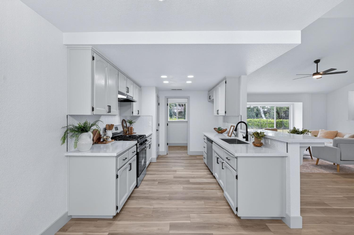 1418 N Del Rey Ave, Sanger, CA 93657