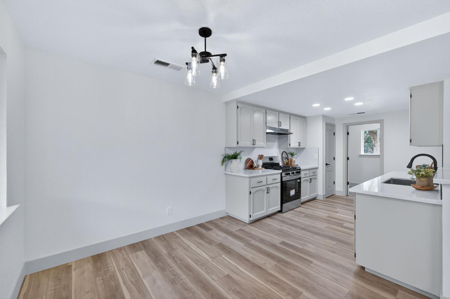 1418 N Del Rey Ave, Sanger, CA 93657