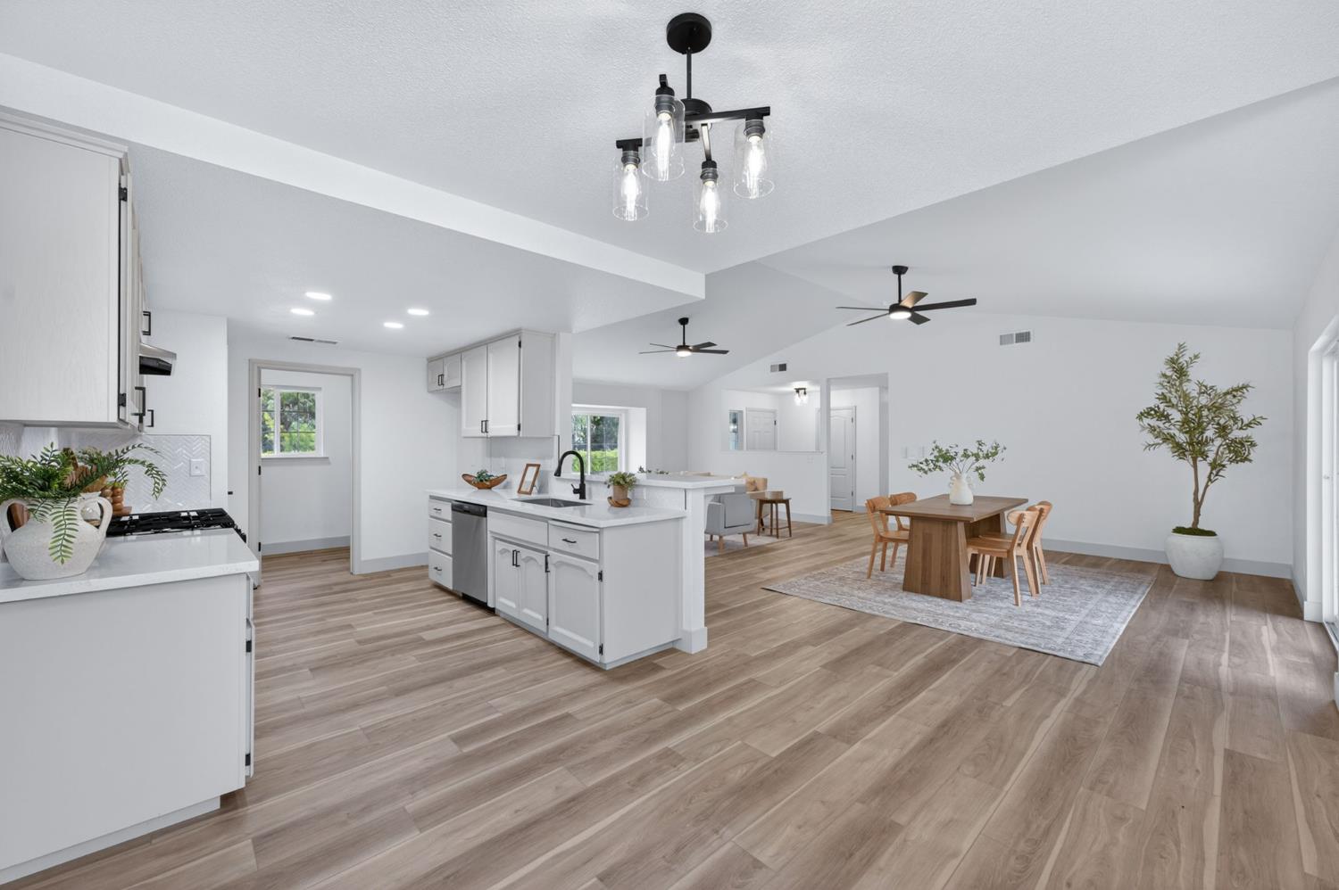 1418 N Del Rey Ave, Sanger, CA 93657