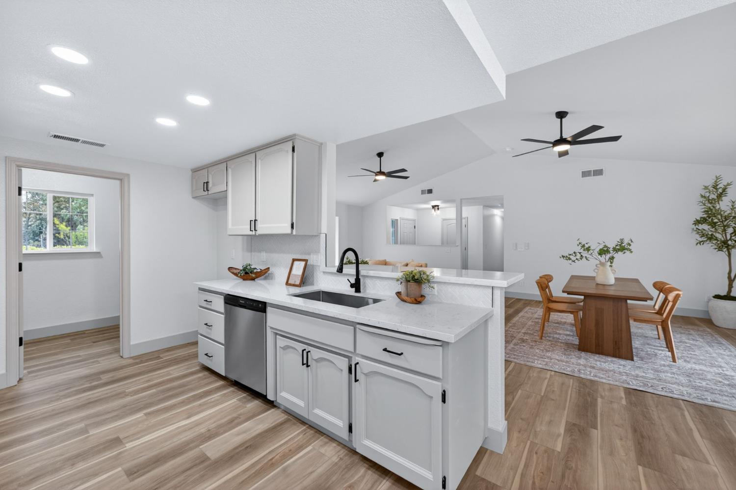 1418 N Del Rey Ave, Sanger, CA 93657