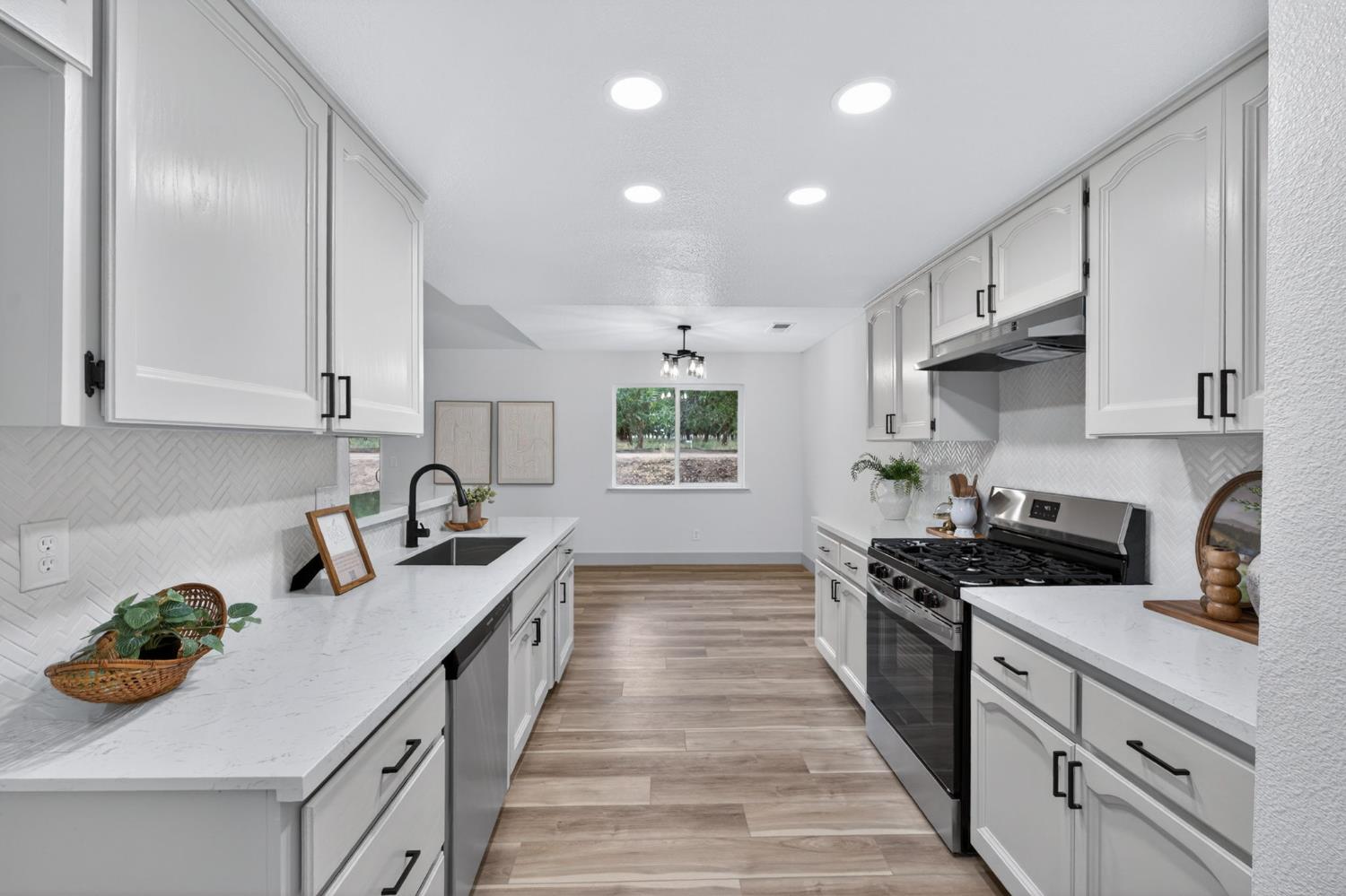 1418 N Del Rey Ave, Sanger, CA 93657