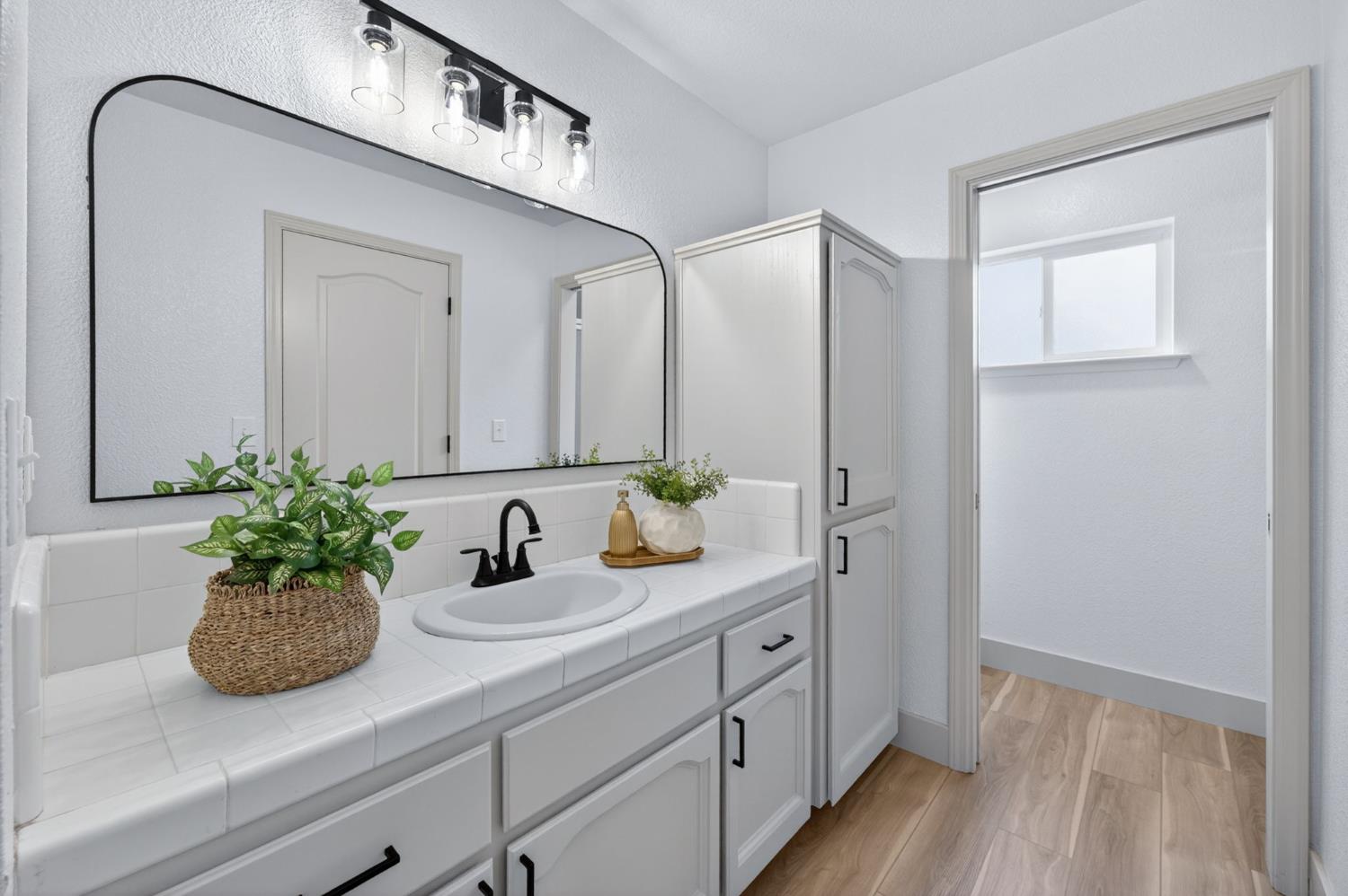1418 N Del Rey Ave, Sanger, CA 93657