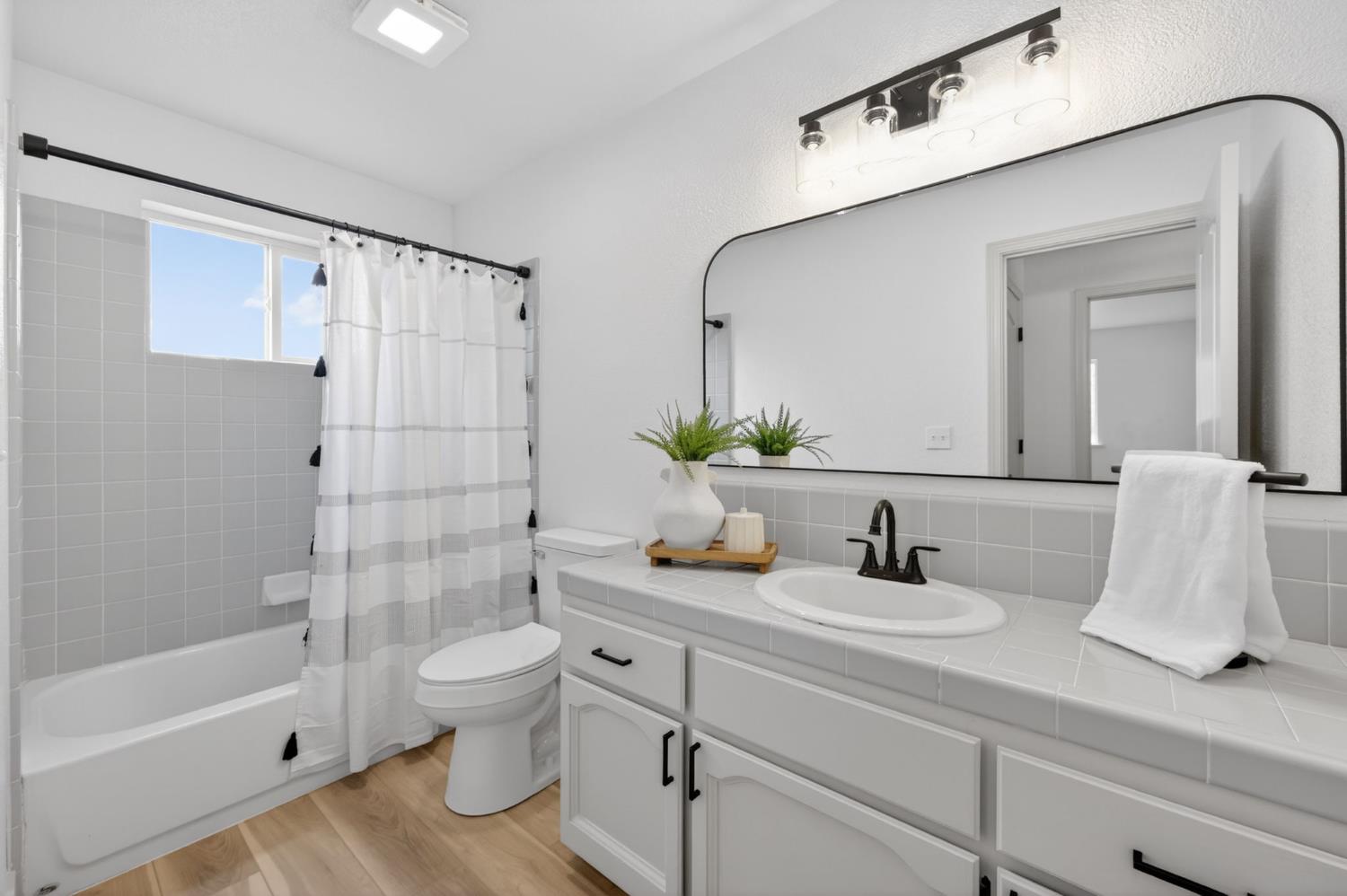 1418 N Del Rey Ave, Sanger, CA 93657