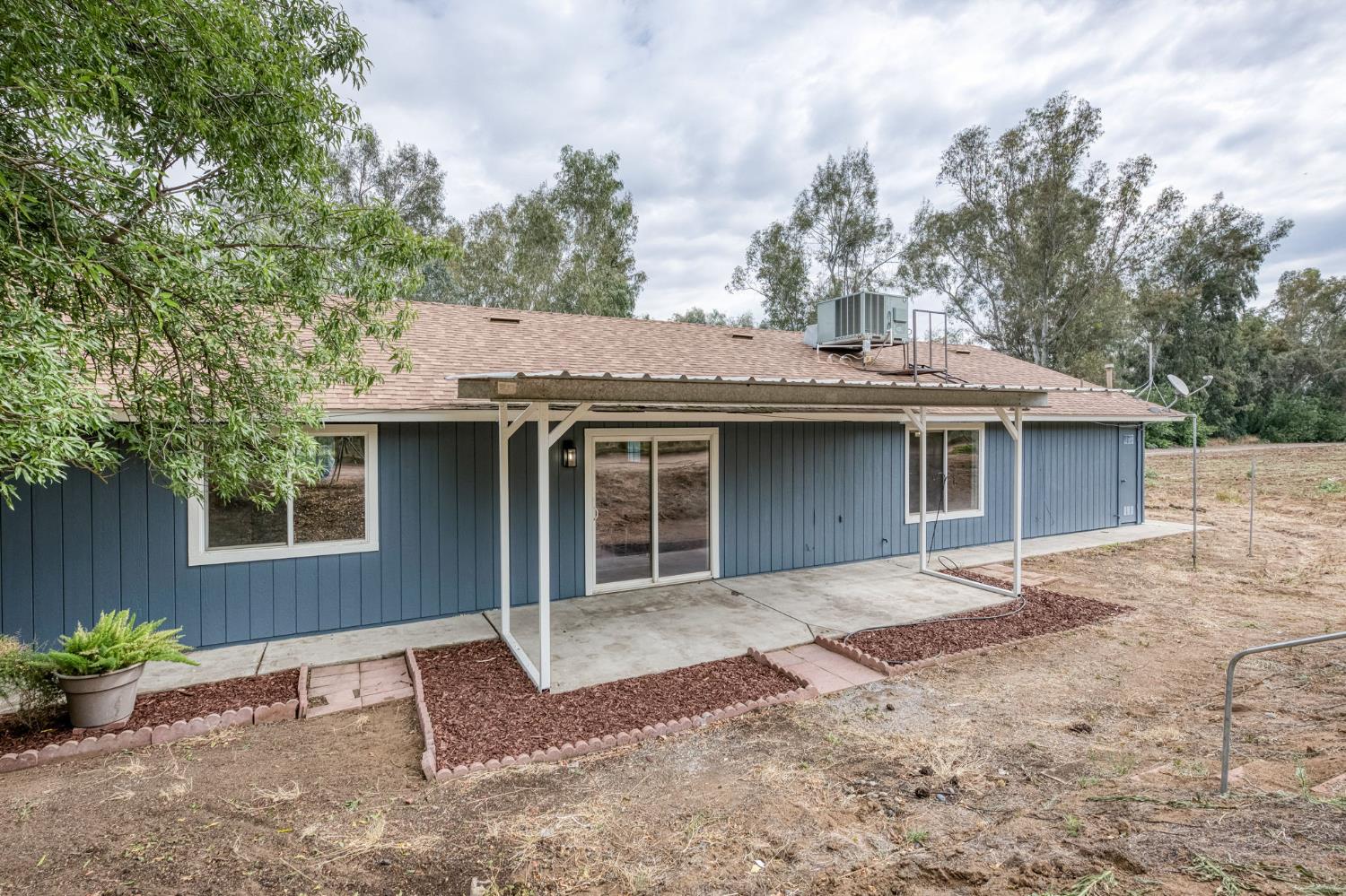 1418 N Del Rey Ave, Sanger, CA 93657