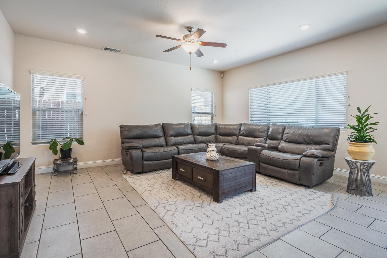 4102 Duncan Ave, Clovis, CA 93619