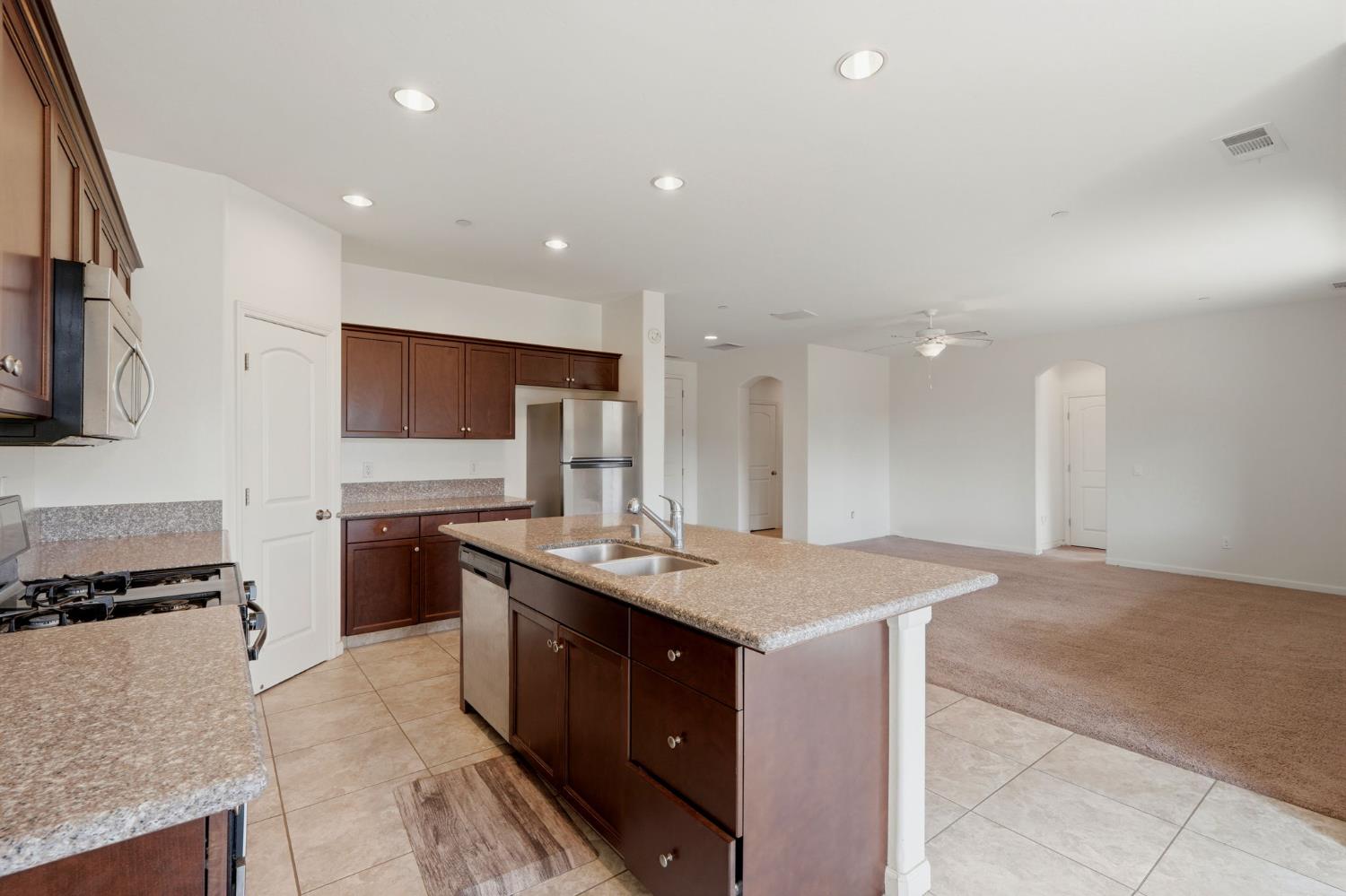 3102 SE La Vida Ct, Visalia, CA 93292