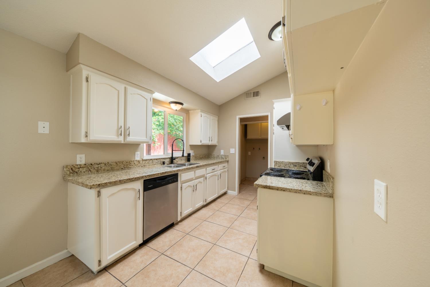 6168 N Lola Ave, Fresno, CA 93722