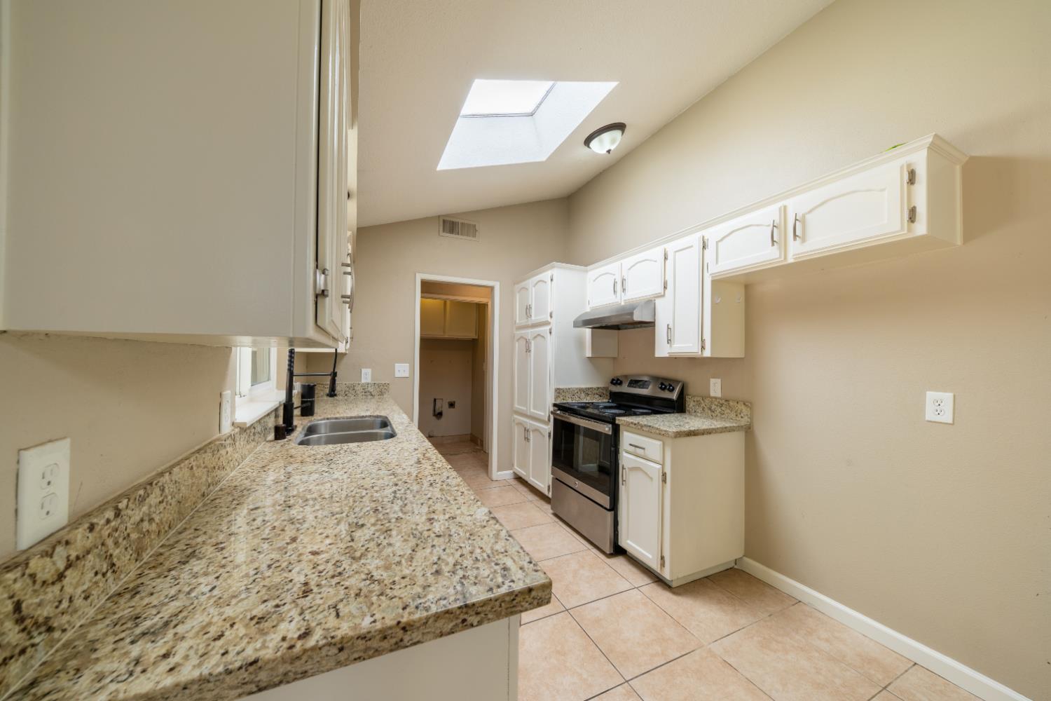 6168 N Lola Ave, Fresno, CA 93722