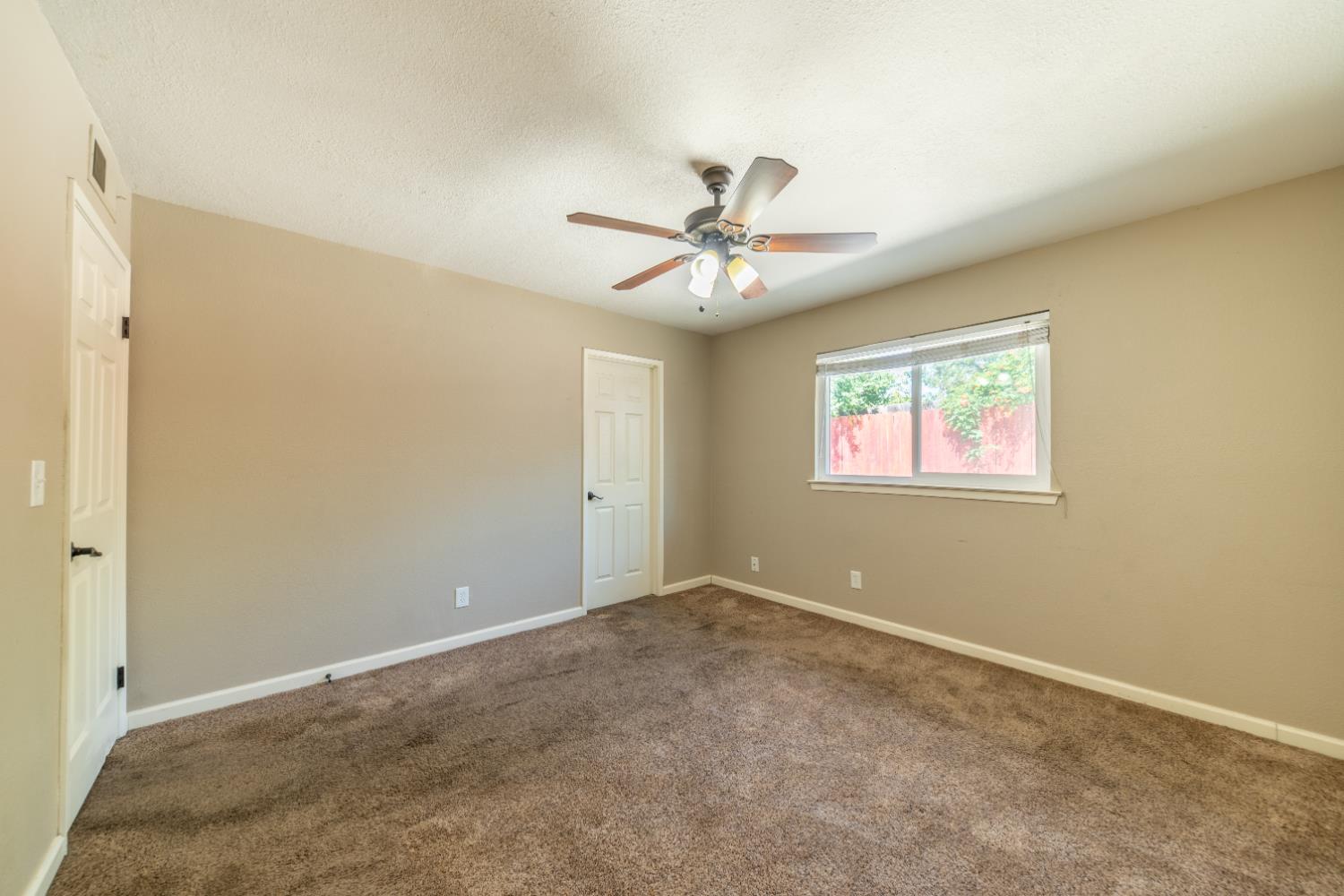 6168 N Lola Ave, Fresno, CA 93722