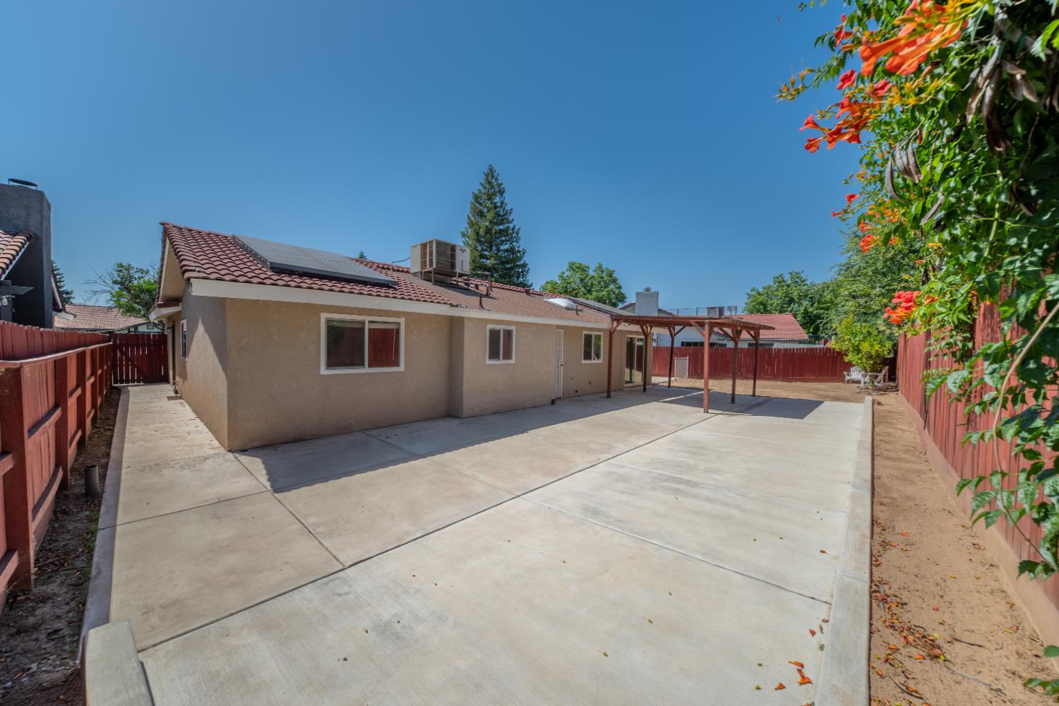 6168 N Lola Ave, Fresno, CA 93722