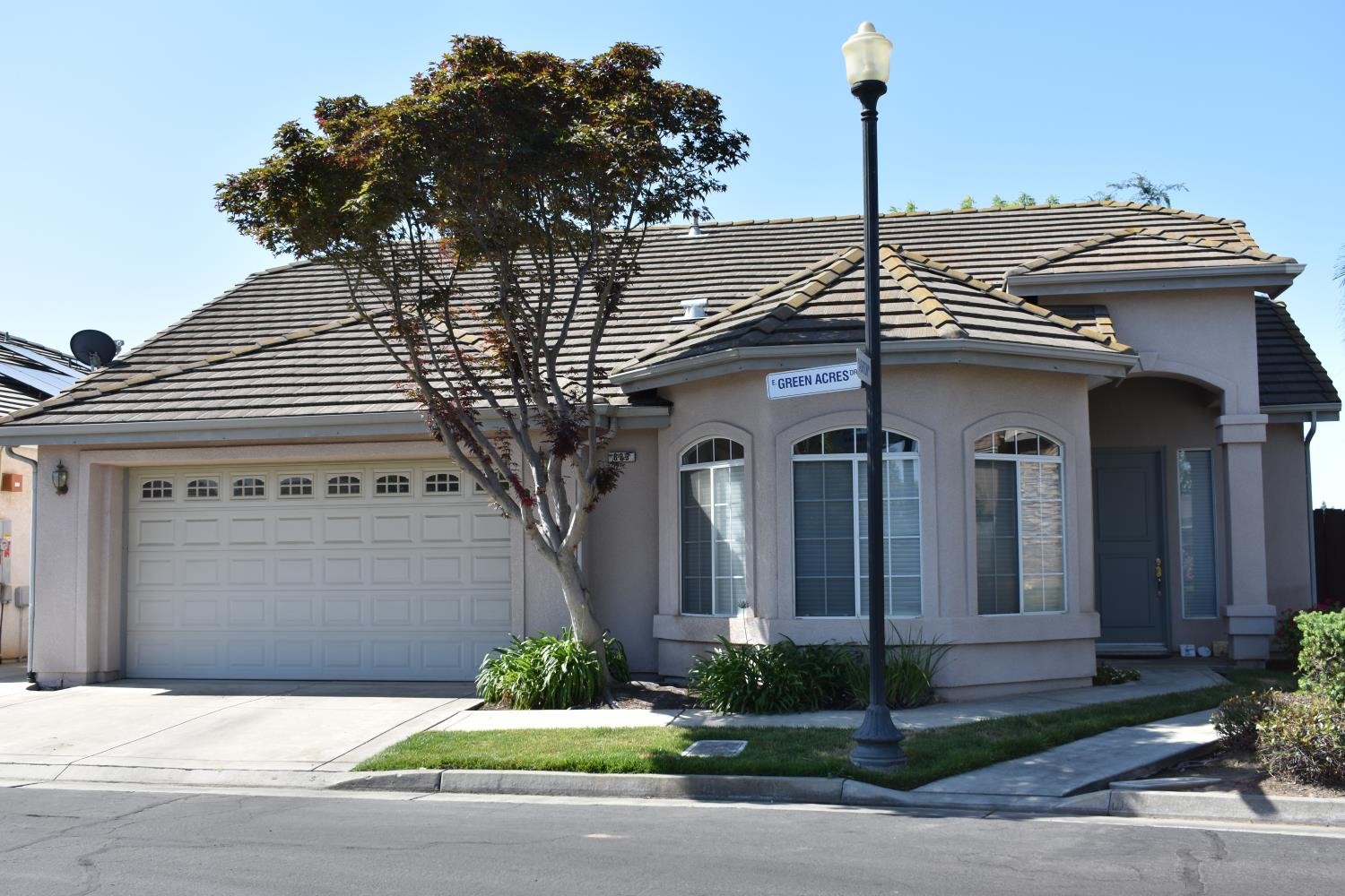 829 E Green Acres Dr, Fresno, CA 93720