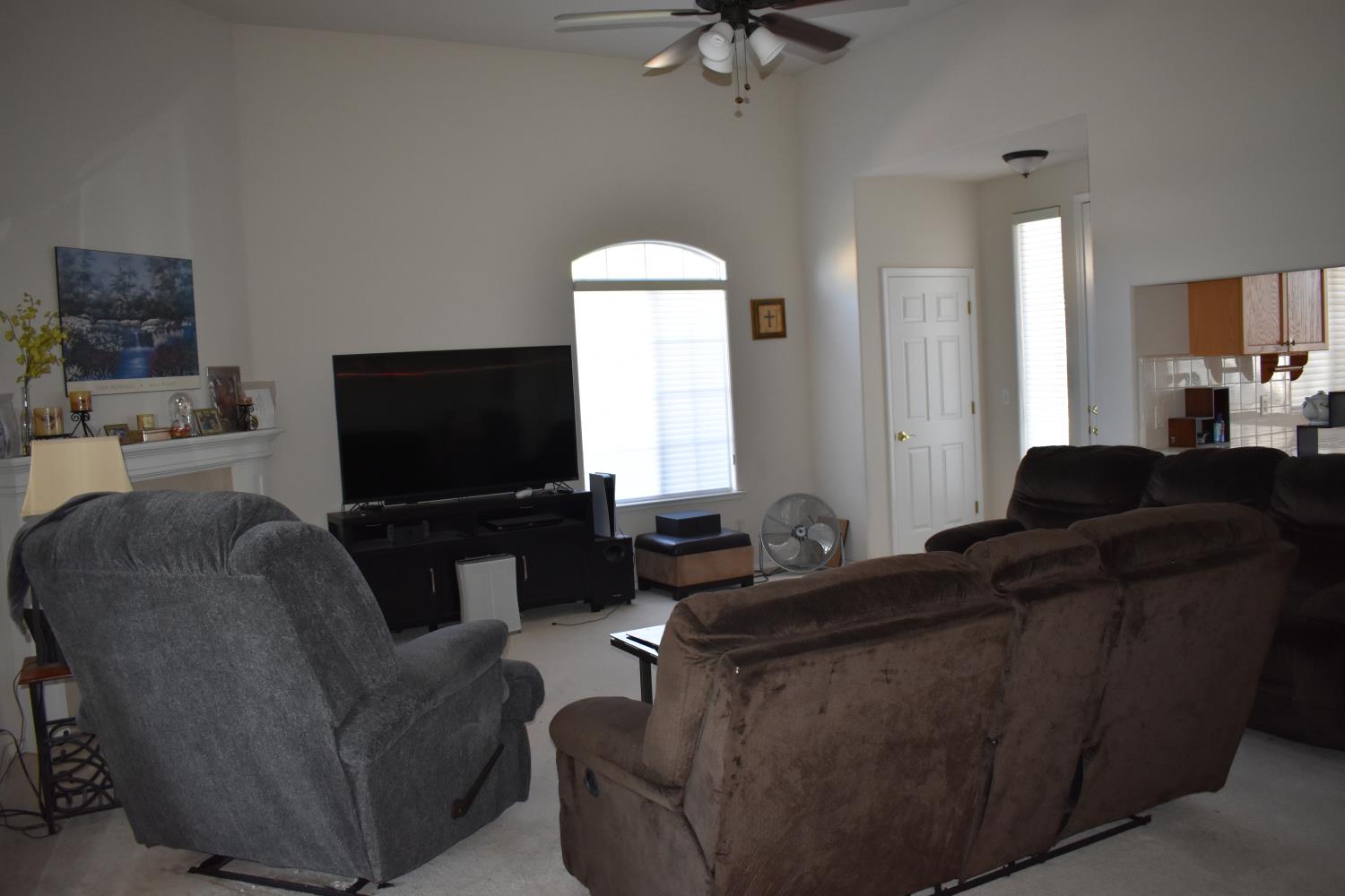829 E Green Acres Dr, Fresno, CA 93720