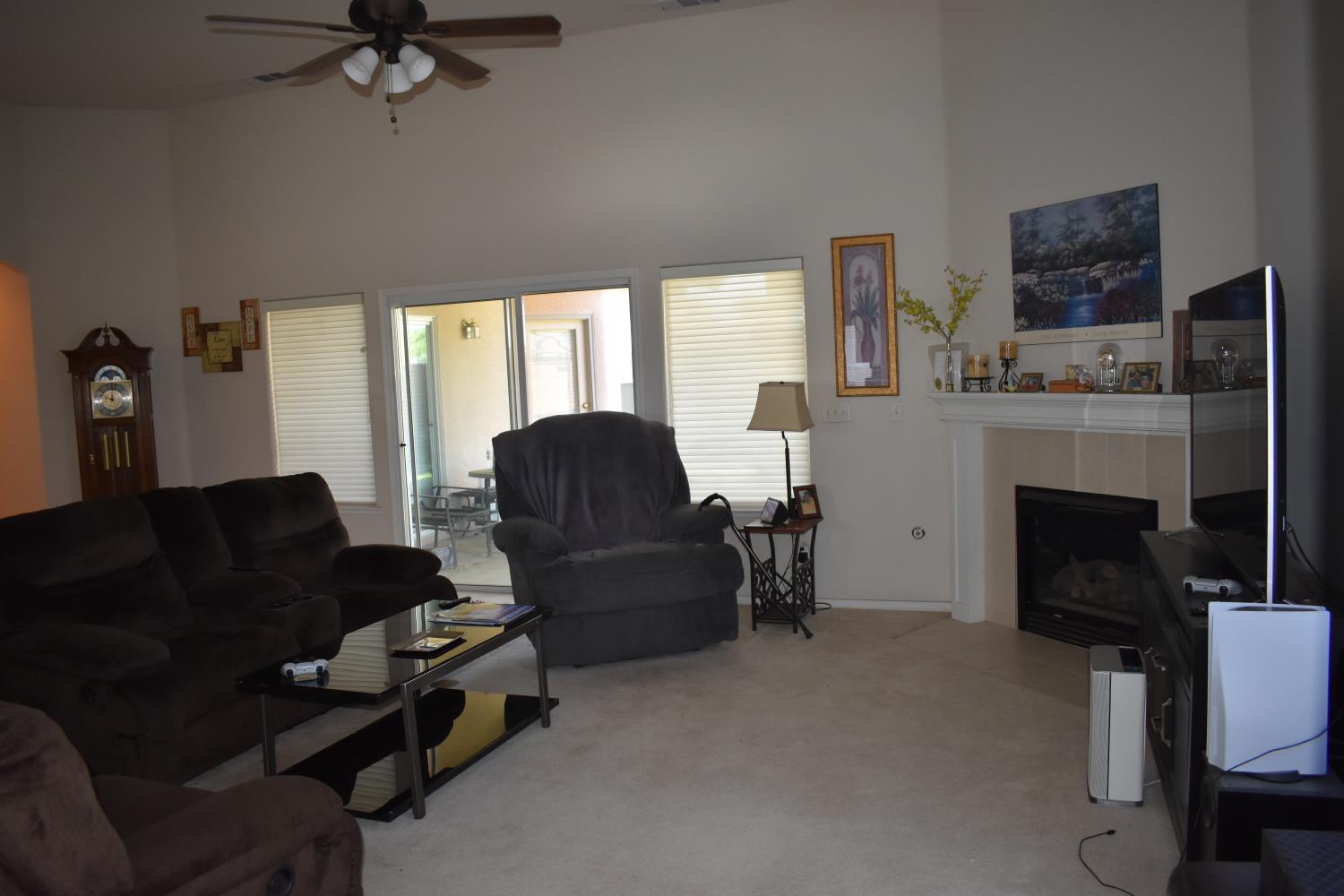 829 E Green Acres Dr, Fresno, CA 93720