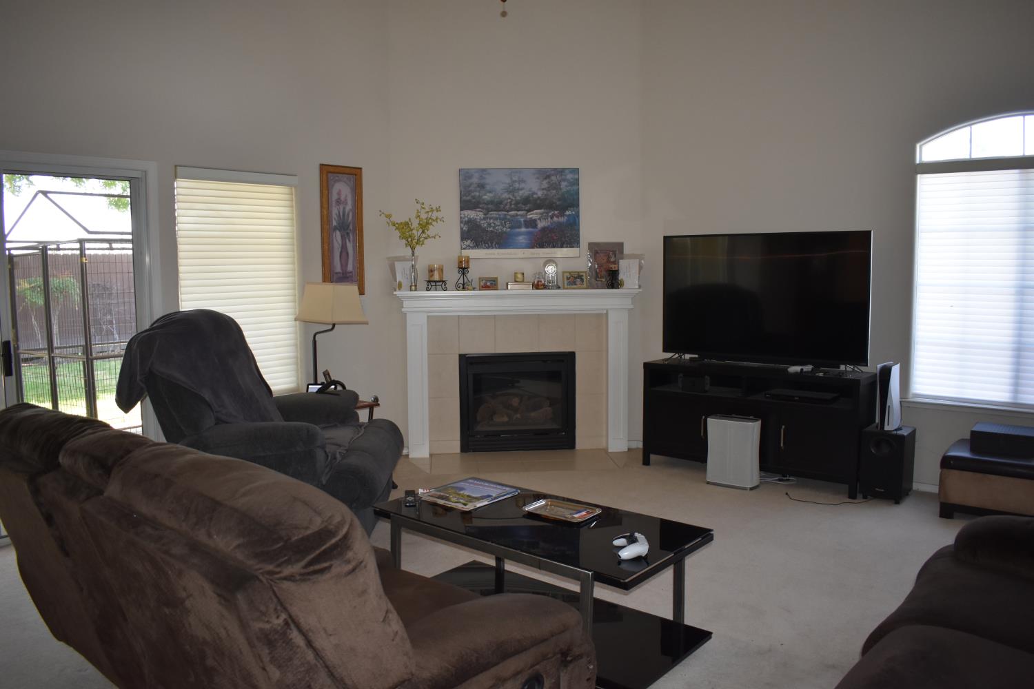 829 E Green Acres Dr, Fresno, CA 93720