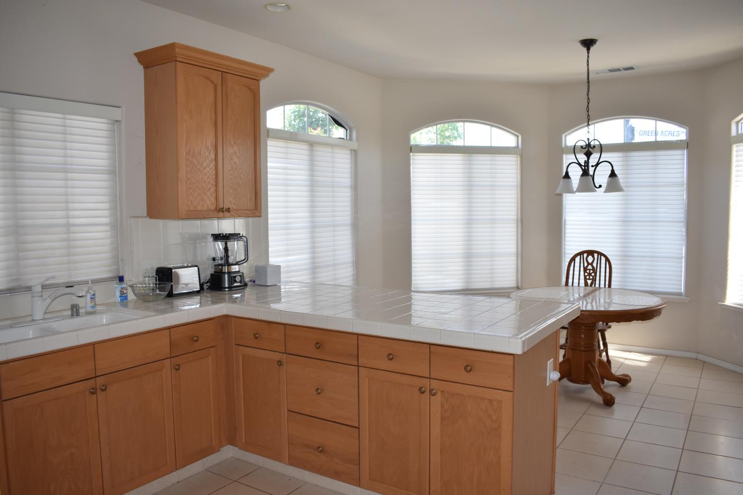 829 E Green Acres Dr, Fresno, CA 93720